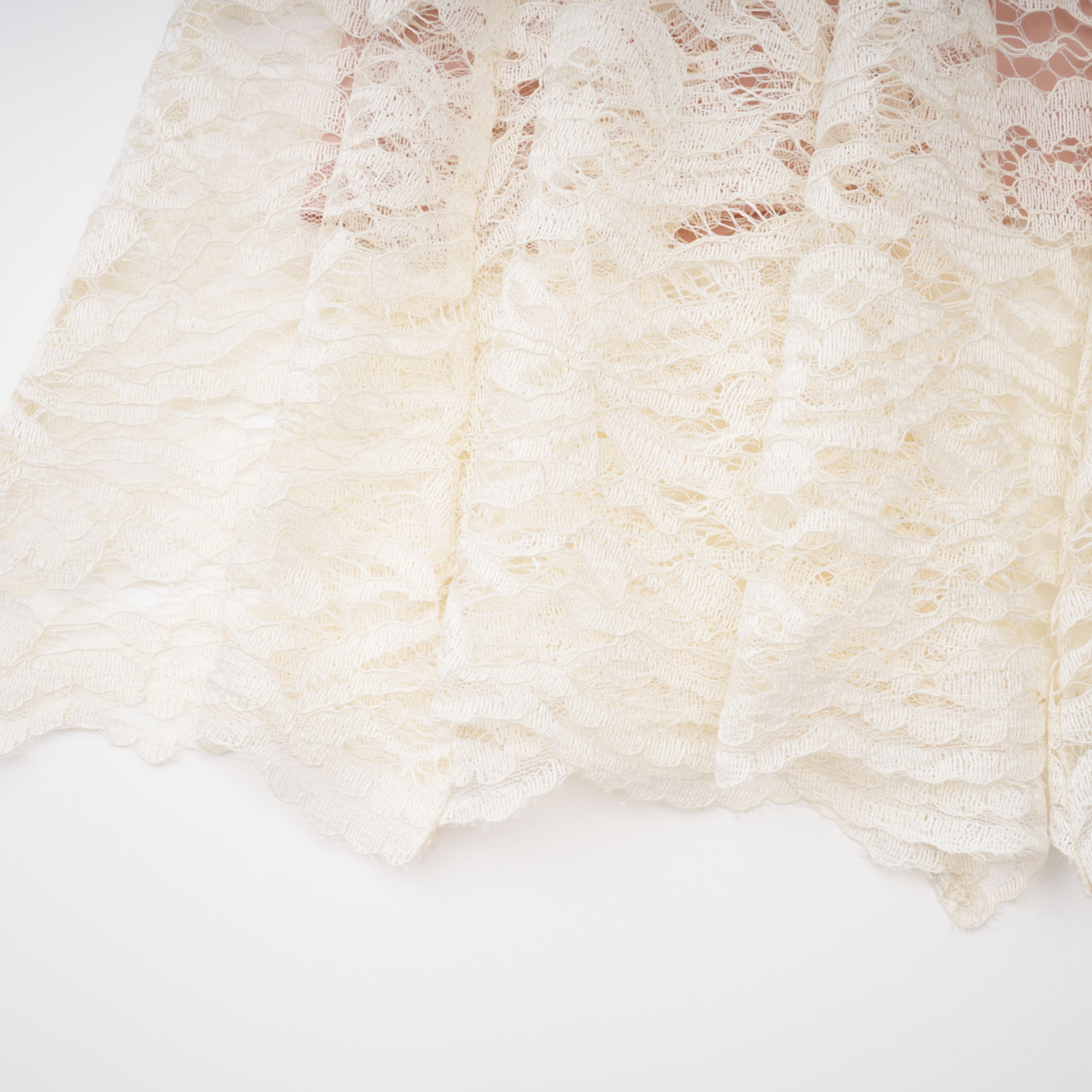 فستان ميدي أبيض من Alaia بتصميم رداء وطبعة زهور من الدانتيل