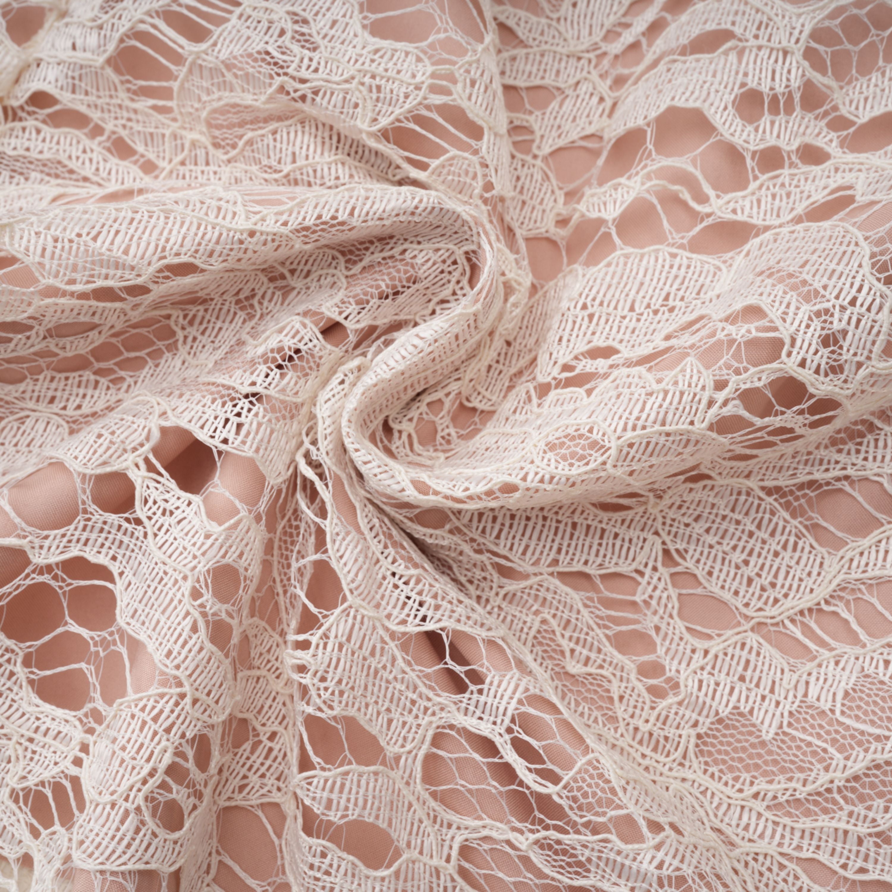 فستان ميدي أبيض من Alaia بتصميم رداء وطبعة زهور من الدانتيل