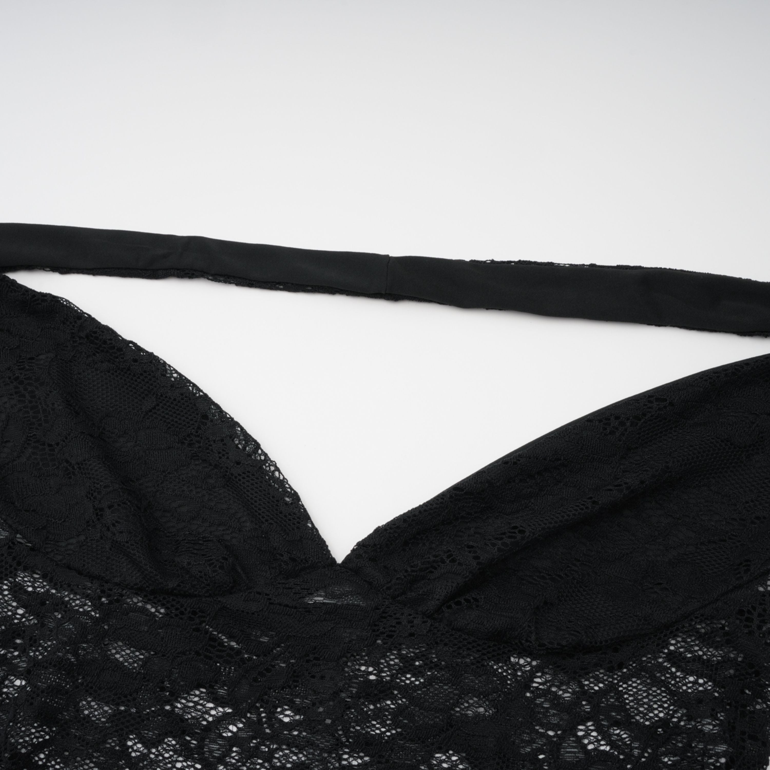 طقم فريدا الأسود شبه الشفاف من الدانتيل المكون من بودي سوت وتنورة