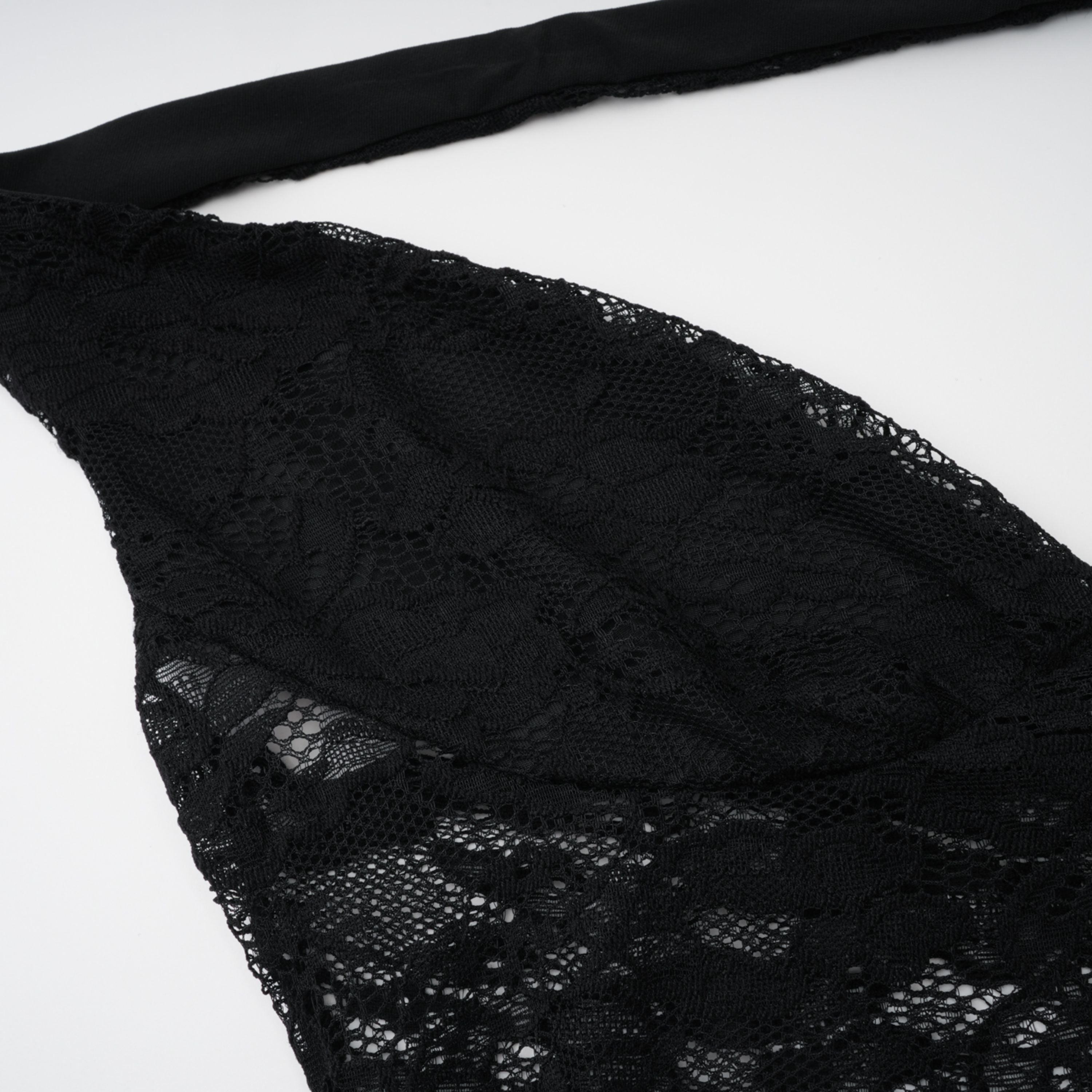 طقم فريدا الأسود شبه الشفاف من الدانتيل المكون من بودي سوت وتنورة