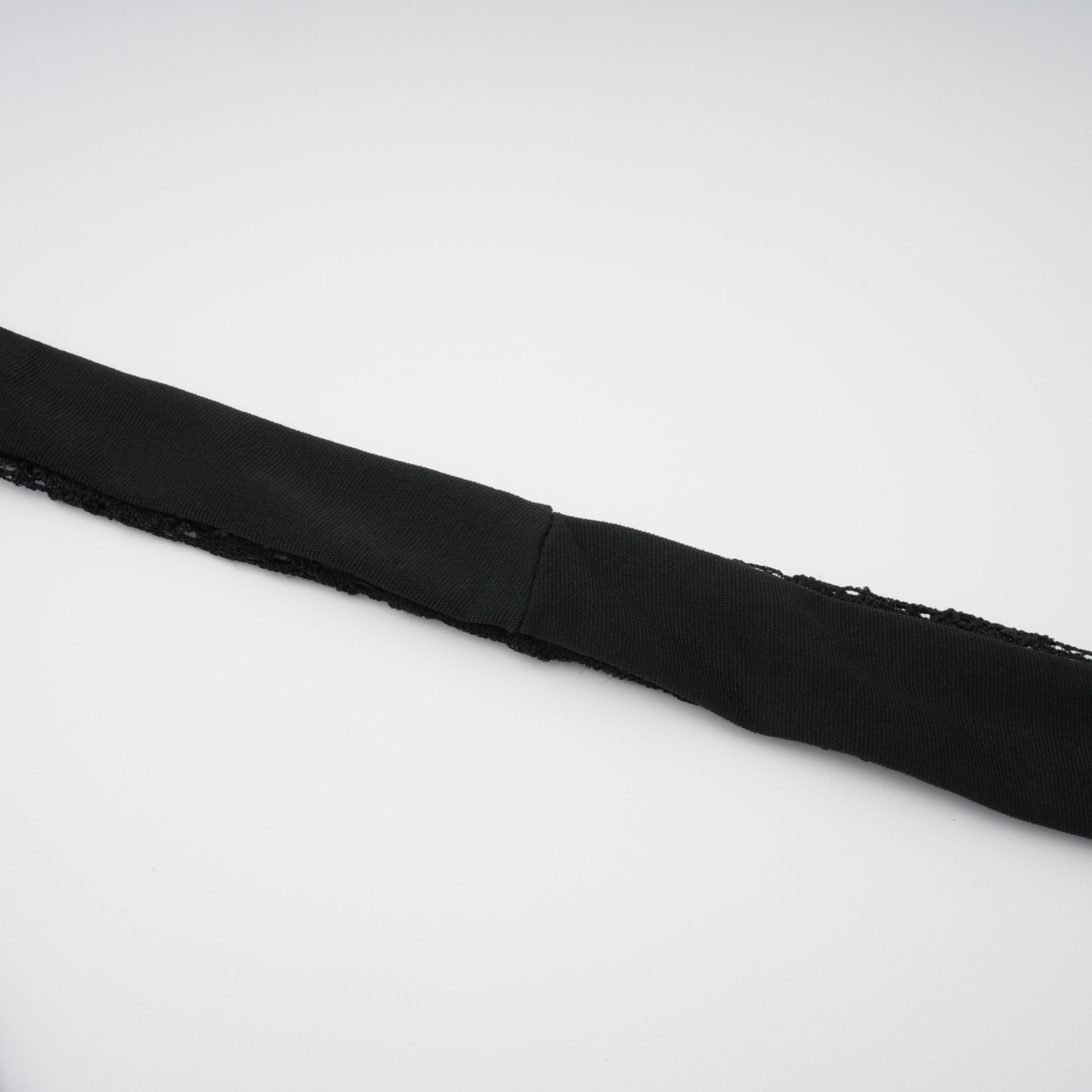 طقم فريدا الأسود شبه الشفاف من الدانتيل المكون من بودي سوت وتنورة