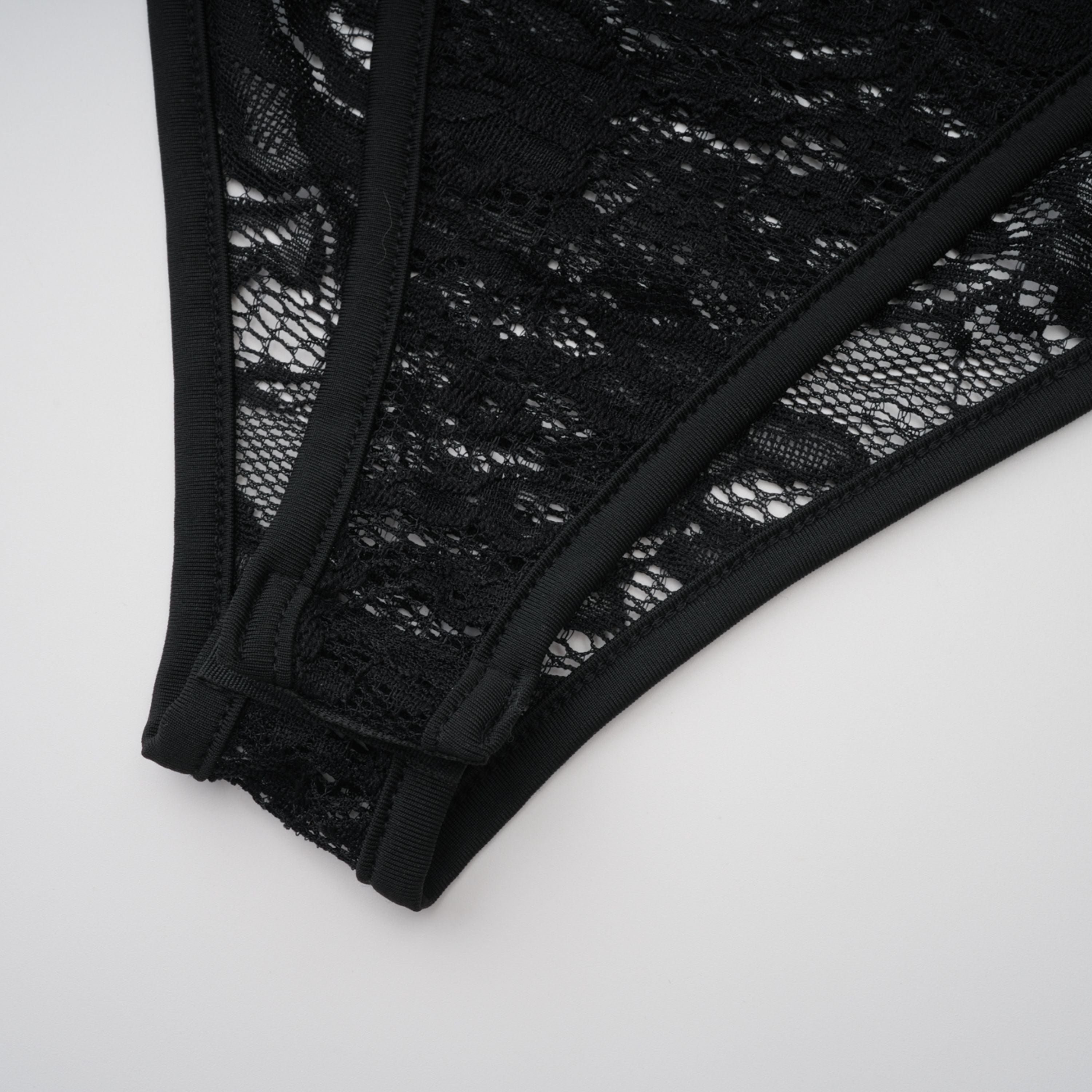 طقم فريدا الأسود شبه الشفاف من الدانتيل المكون من بودي سوت وتنورة