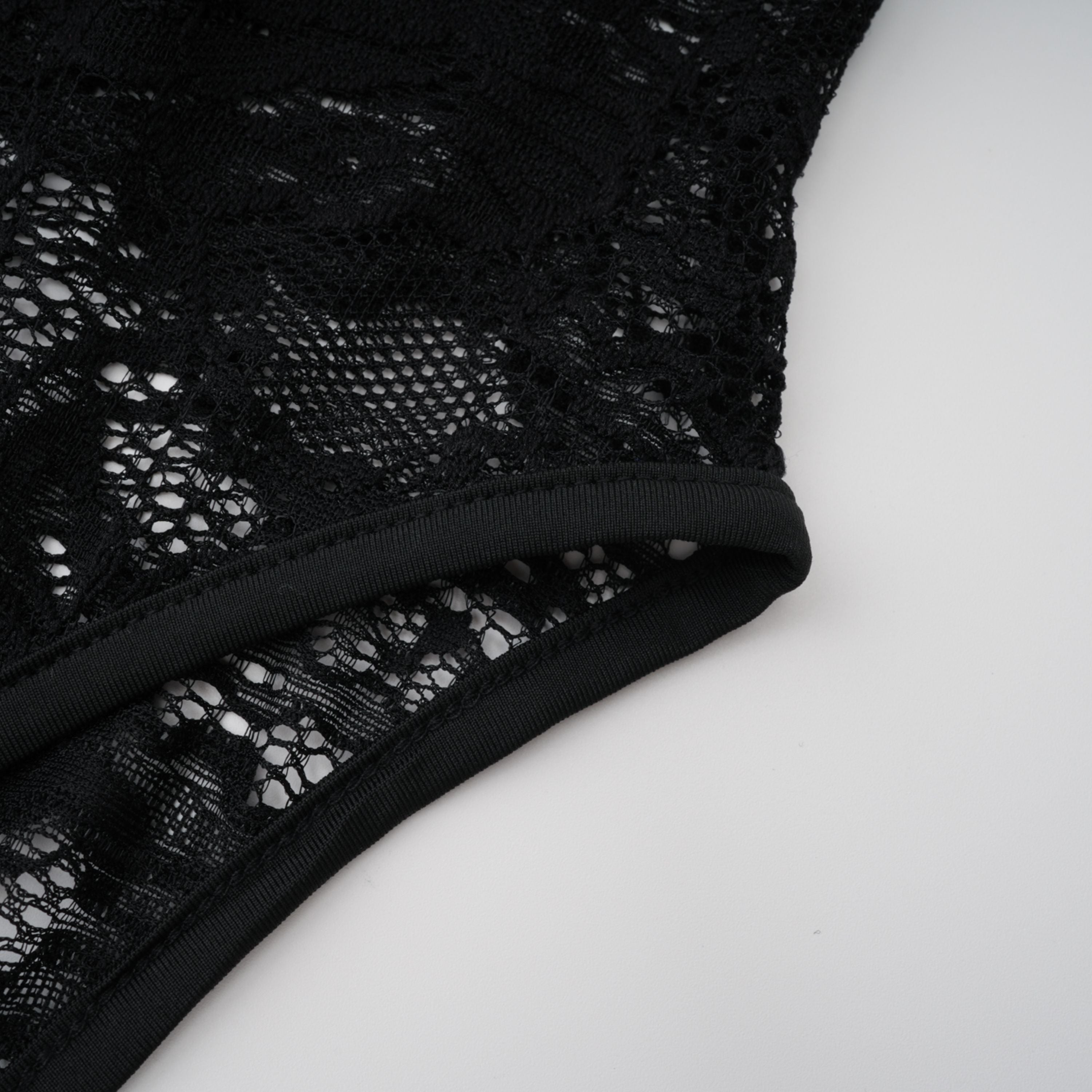 طقم فريدا الأسود شبه الشفاف من الدانتيل المكون من بودي سوت وتنورة