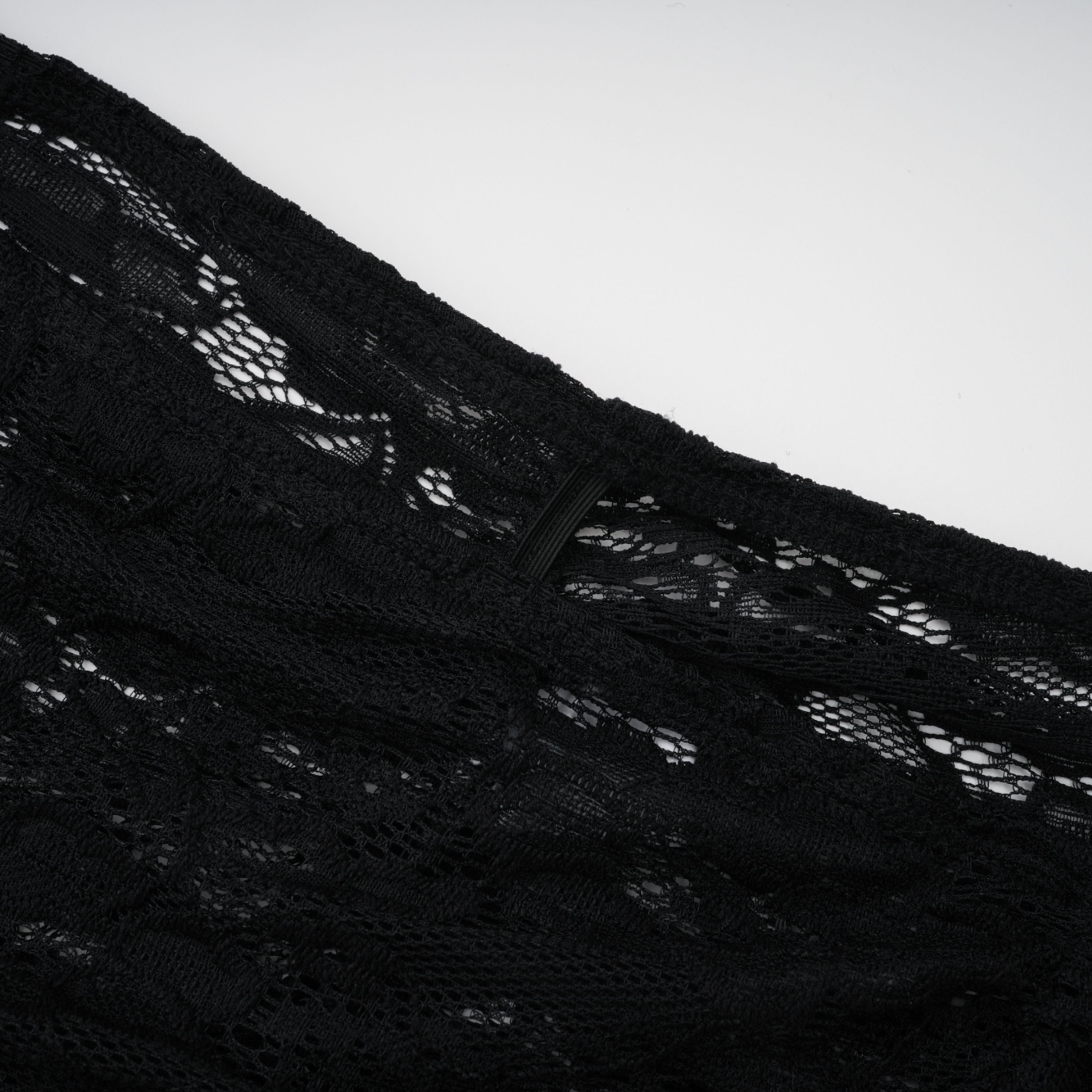 طقم فريدا الأسود شبه الشفاف من الدانتيل المكون من بودي سوت وتنورة