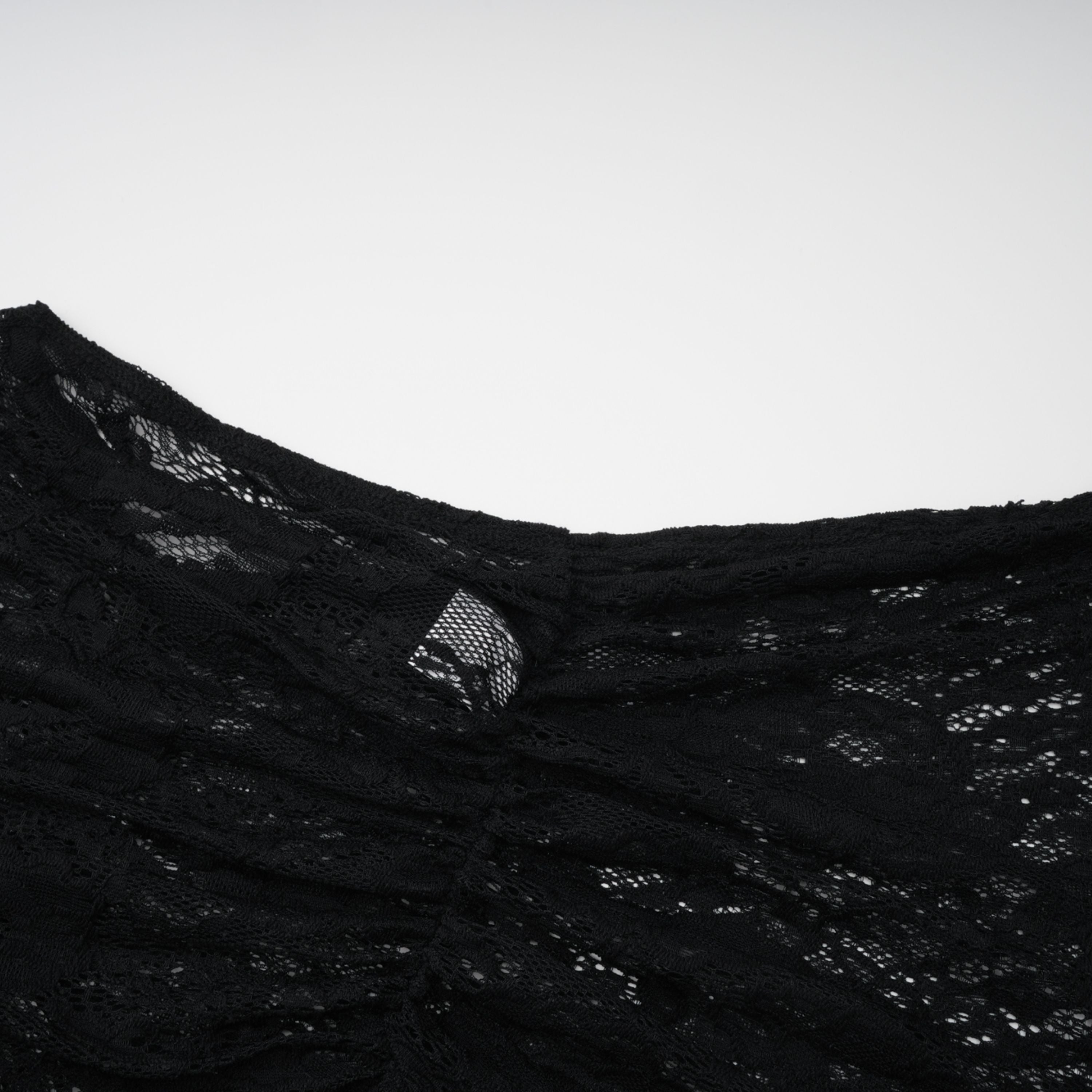 طقم فريدا الأسود شبه الشفاف من الدانتيل المكون من بودي سوت وتنورة