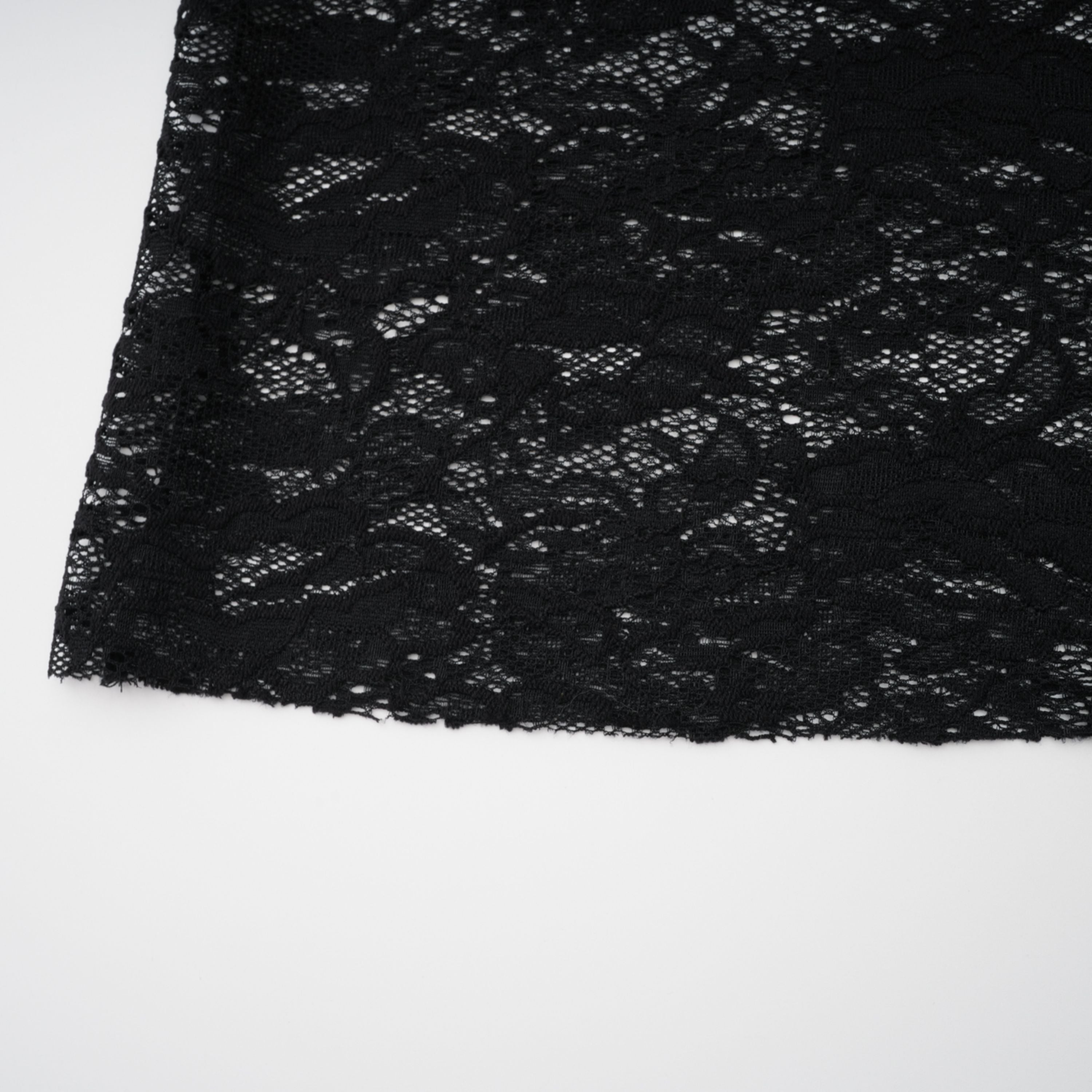 طقم فريدا الأسود شبه الشفاف من الدانتيل المكون من بودي سوت وتنورة