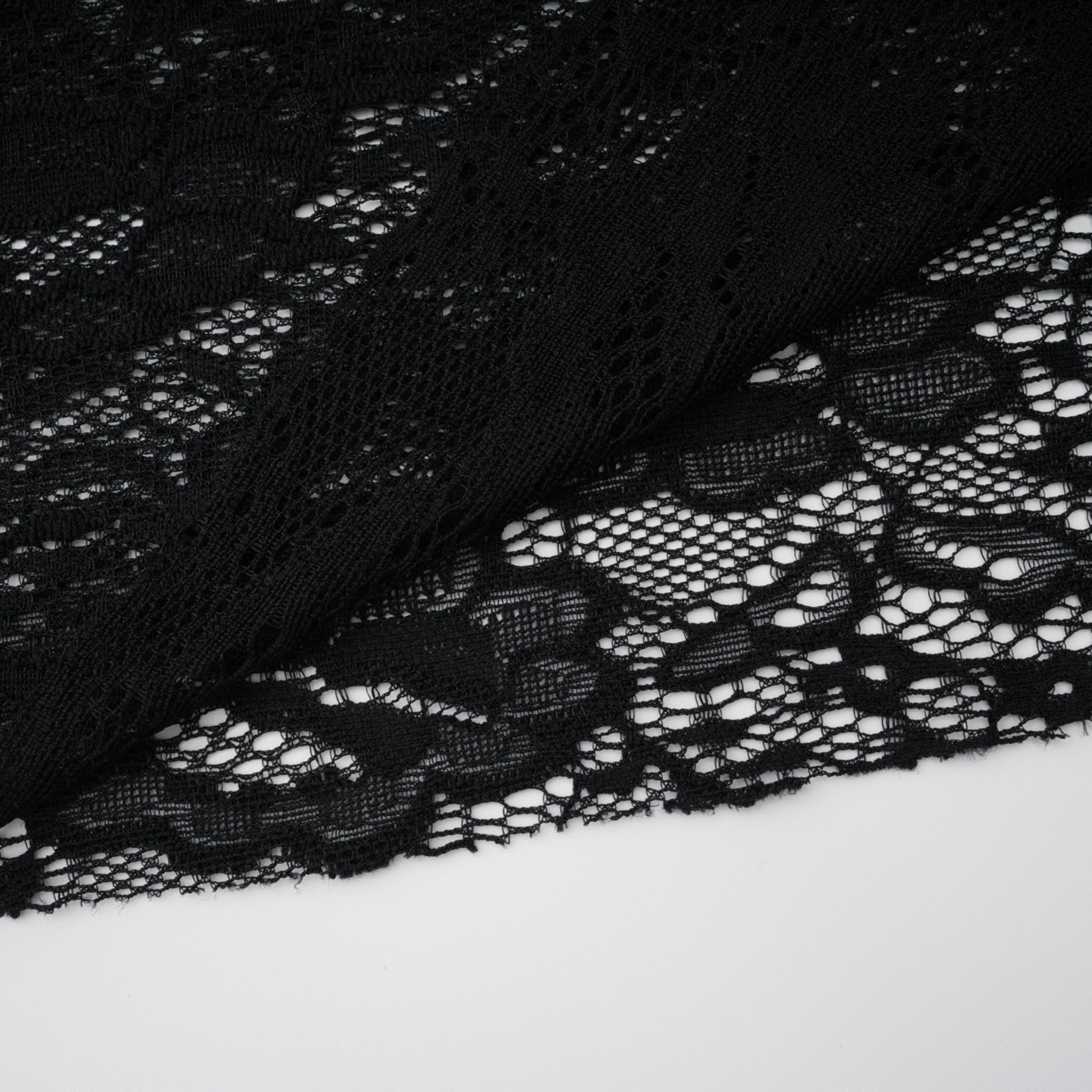 طقم فريدا الأسود شبه الشفاف من الدانتيل المكون من بودي سوت وتنورة