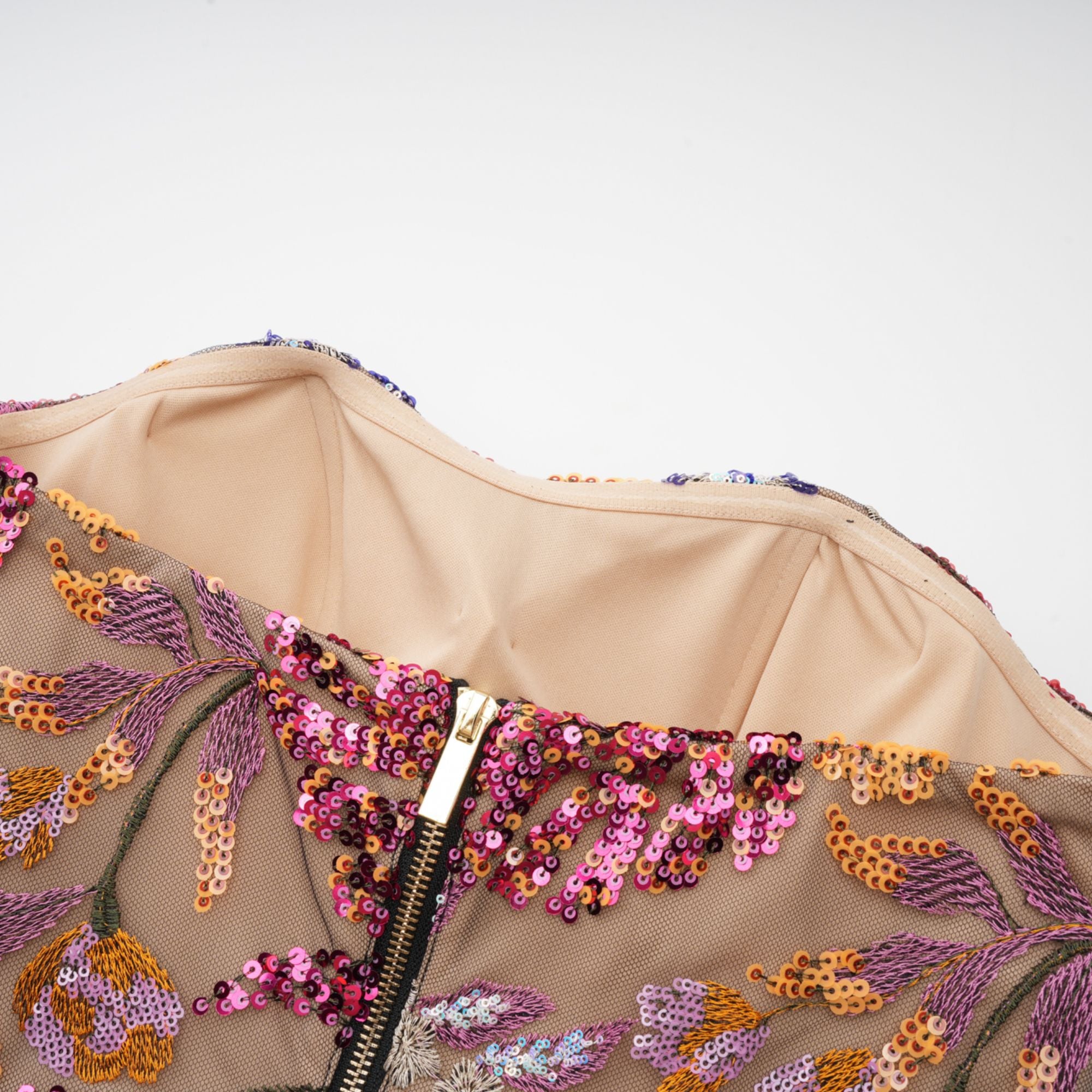 Mit Pailletten verziertes, farbenfrohes Midikleid mit Blumenstickereien von Thérèse 