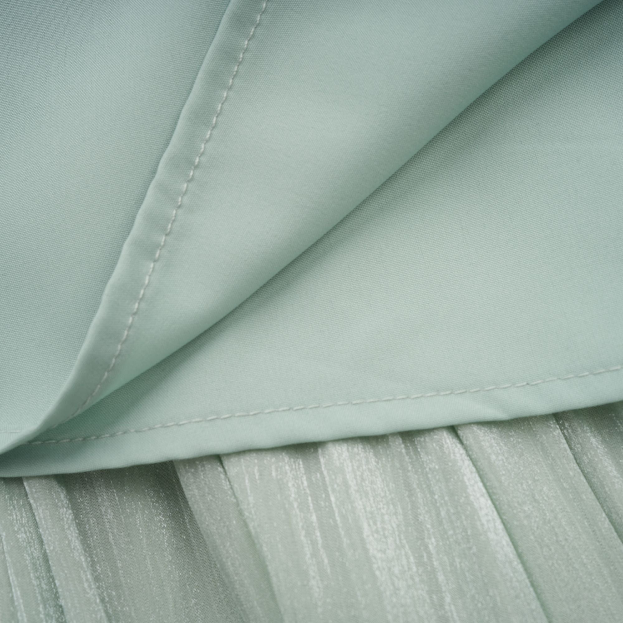 فستان ماكسي مكسّر باللون الأخضر النعناعي من يوراني