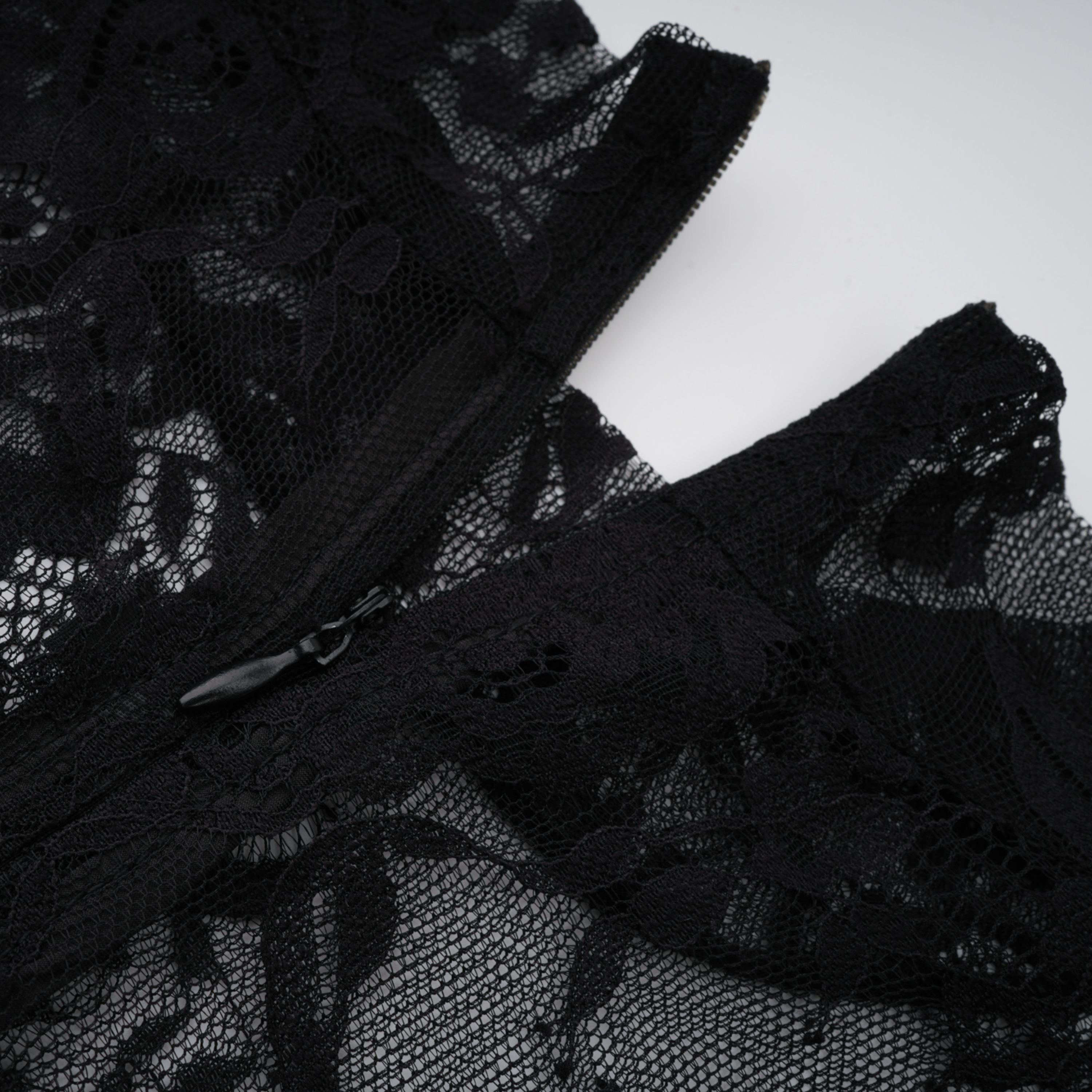 فستان ماكسي أسود من Roxane مزين بالدانتيل والزهور