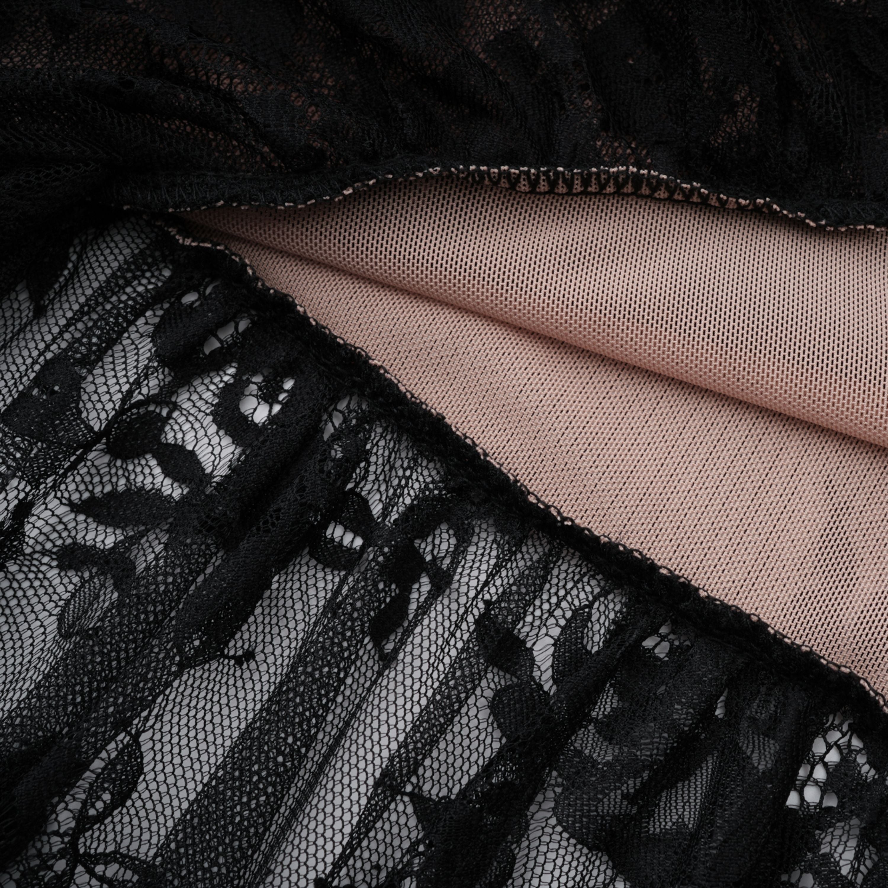 فستان ماكسي أسود من Roxane مزين بالدانتيل والزهور