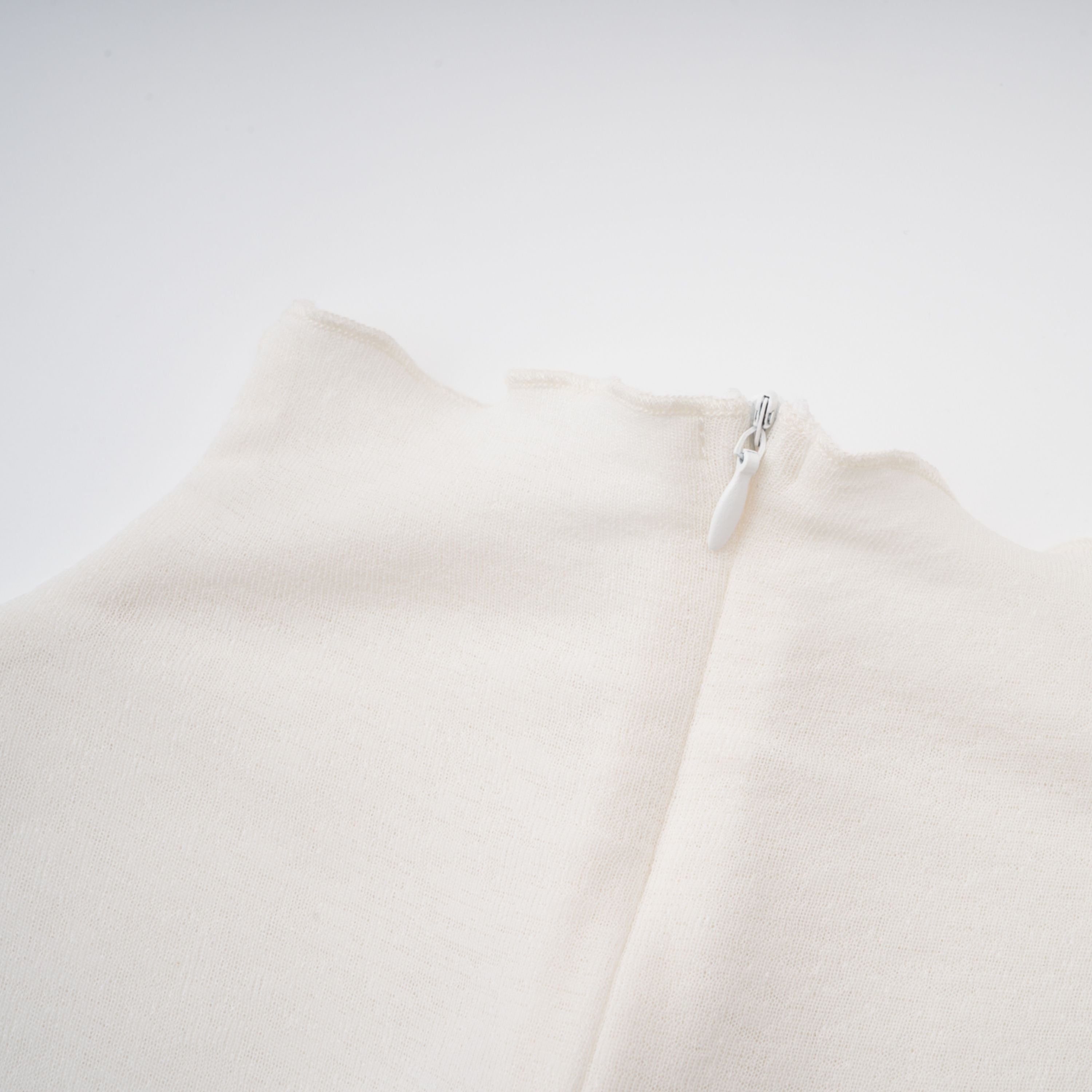 فستان ماكسي محبوك من قماش التول بلون أبيض فاتح من لارك