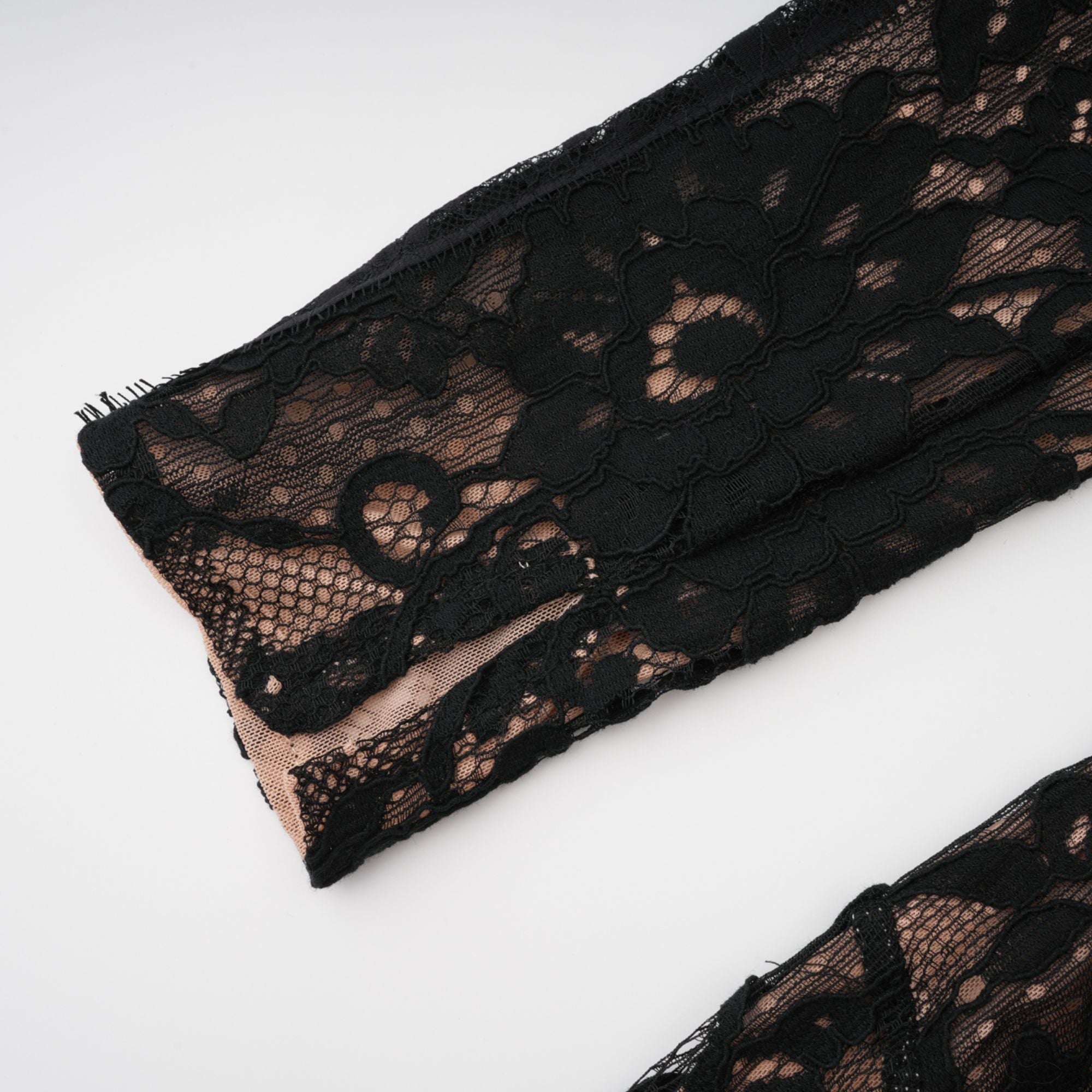 Kenza Schwarzes Maxikleid mit Blumenmuster und Cut-Out-Spitze