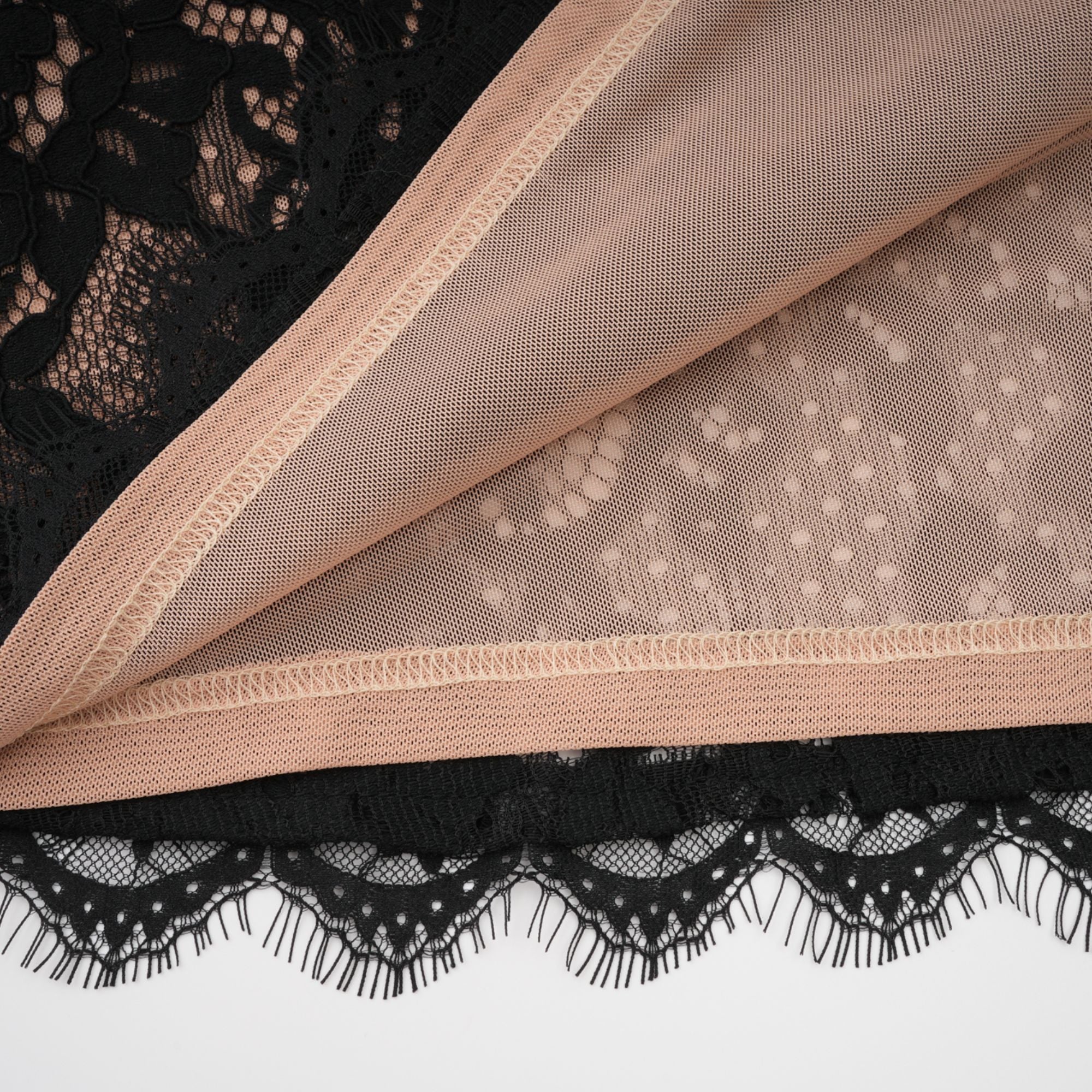 Kenza Schwarzes Maxikleid mit Blumenmuster und Cut-Out-Spitze