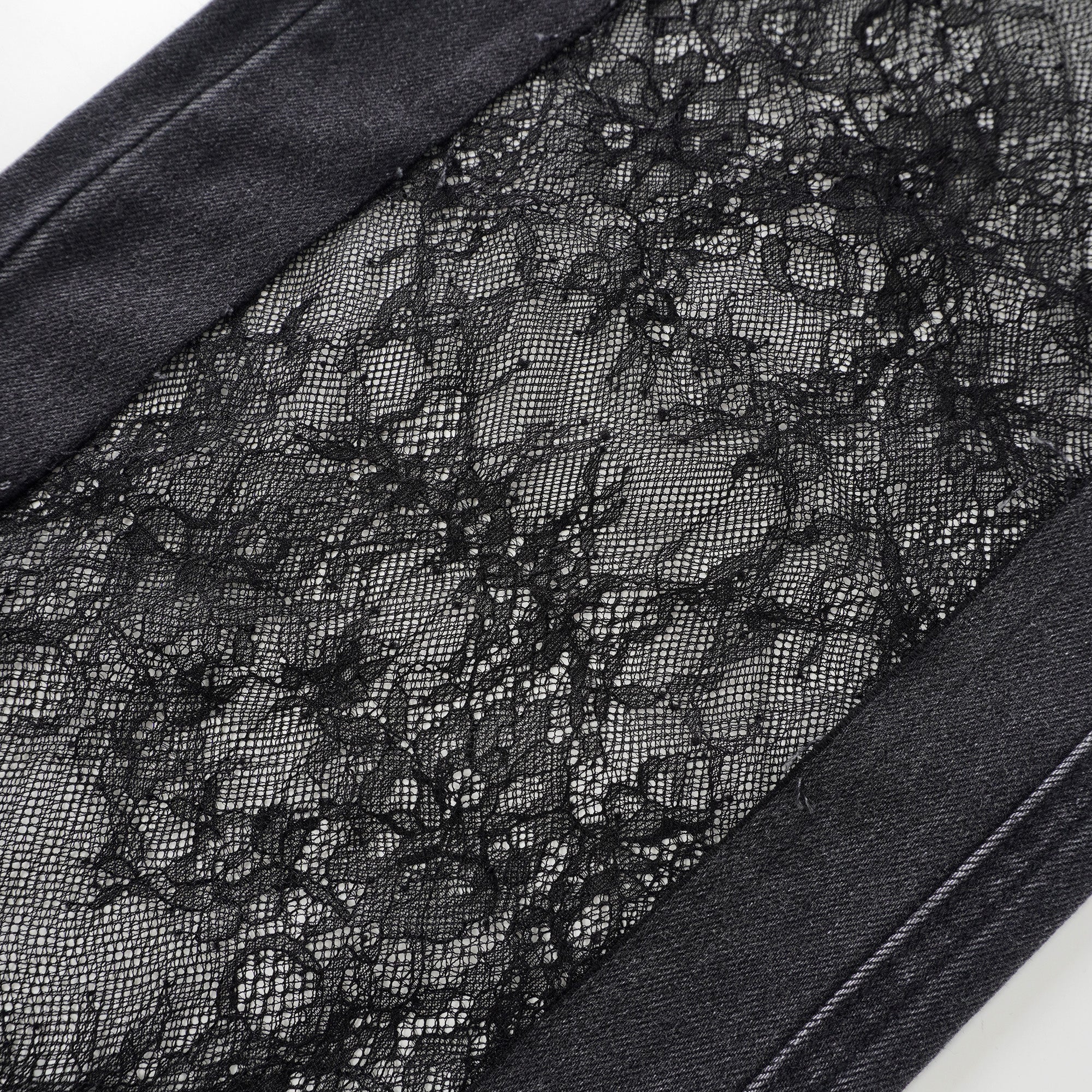 جينز ماديلين أسود مزين بنقشة زهور من الدانتيل