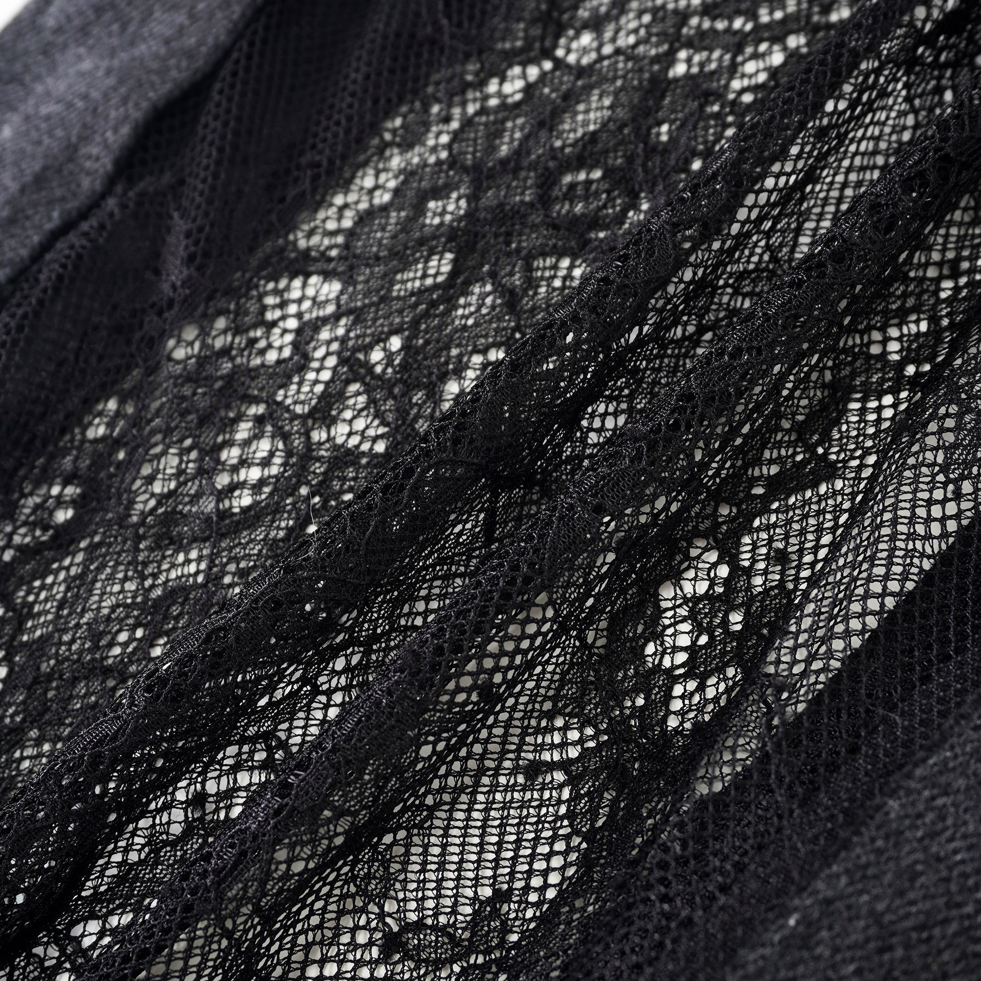 جينز ماديلين أسود مزين بنقشة زهور من الدانتيل