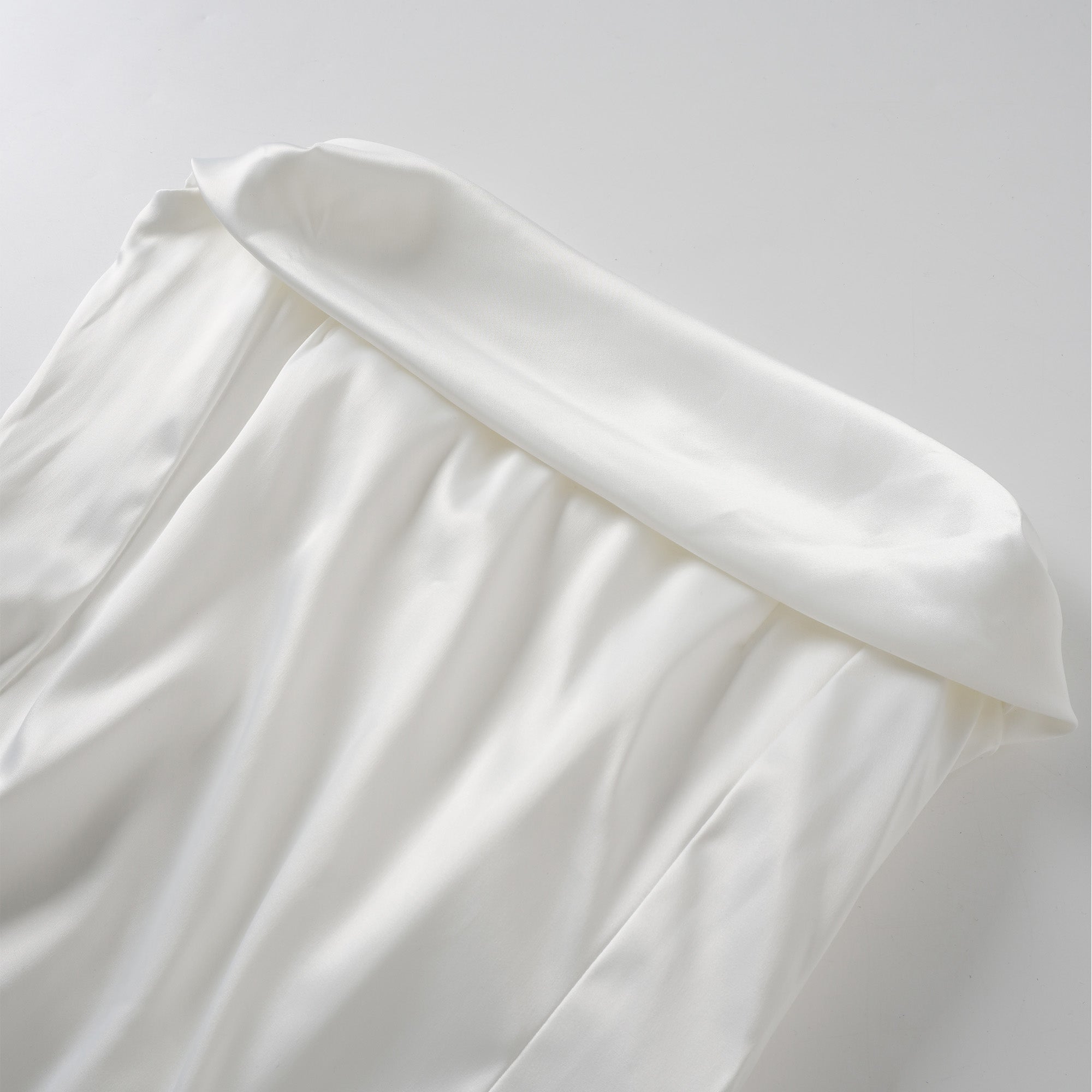 فستان زينينيا الأبيض الصغير ذو التفاصيل المرقعة والشريطية