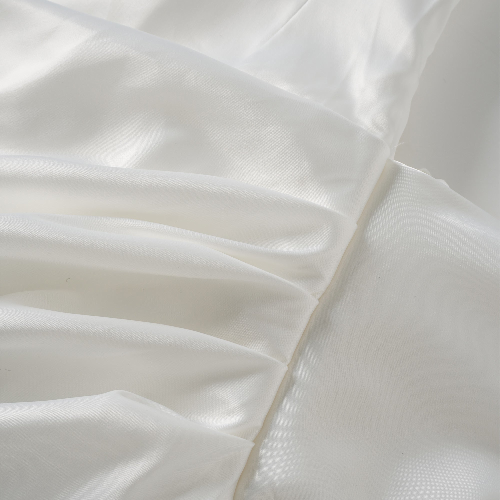 فستان زينينيا الأبيض الصغير ذو التفاصيل المرقعة والشريطية