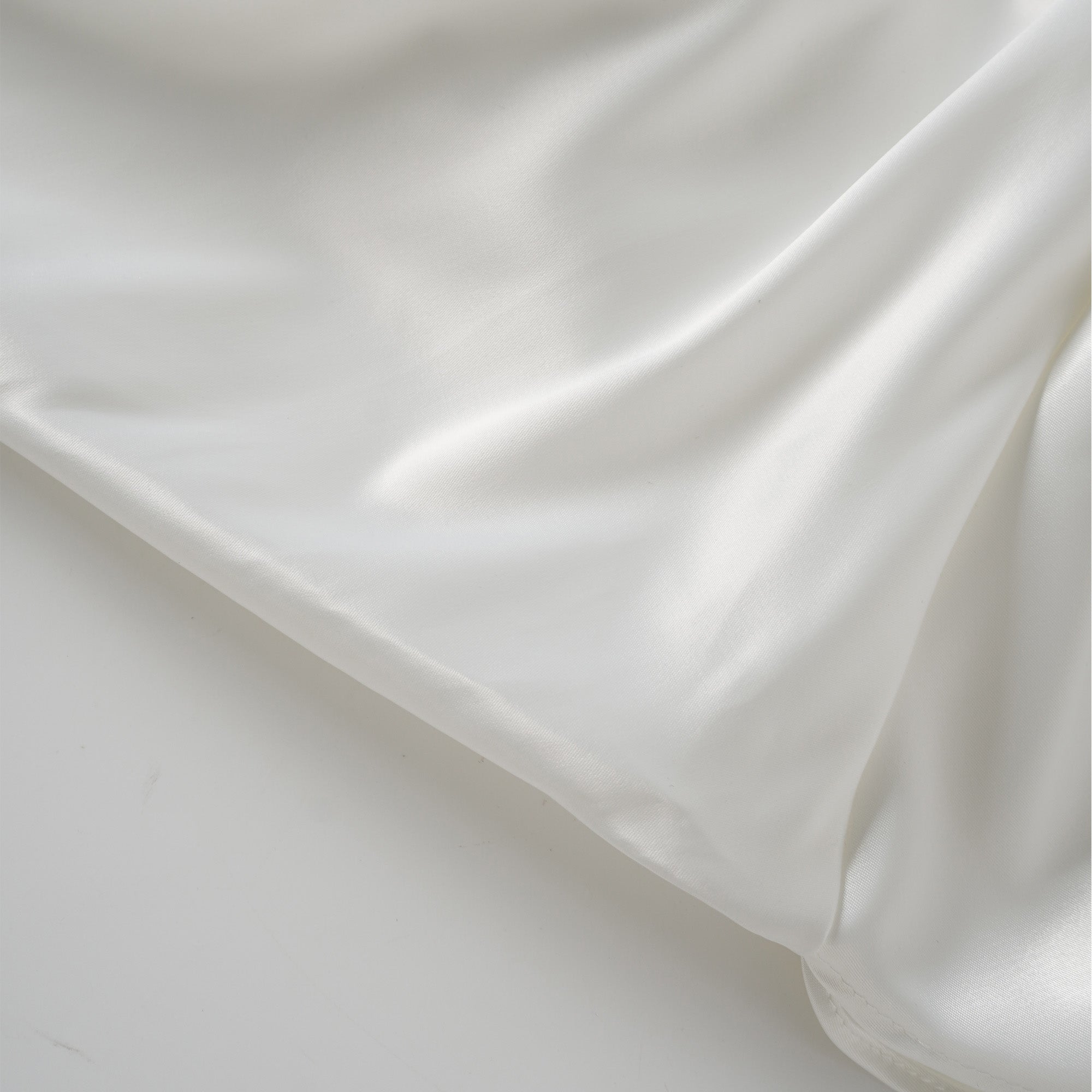 فستان زينينيا الأبيض الصغير ذو التفاصيل المرقعة والشريطية