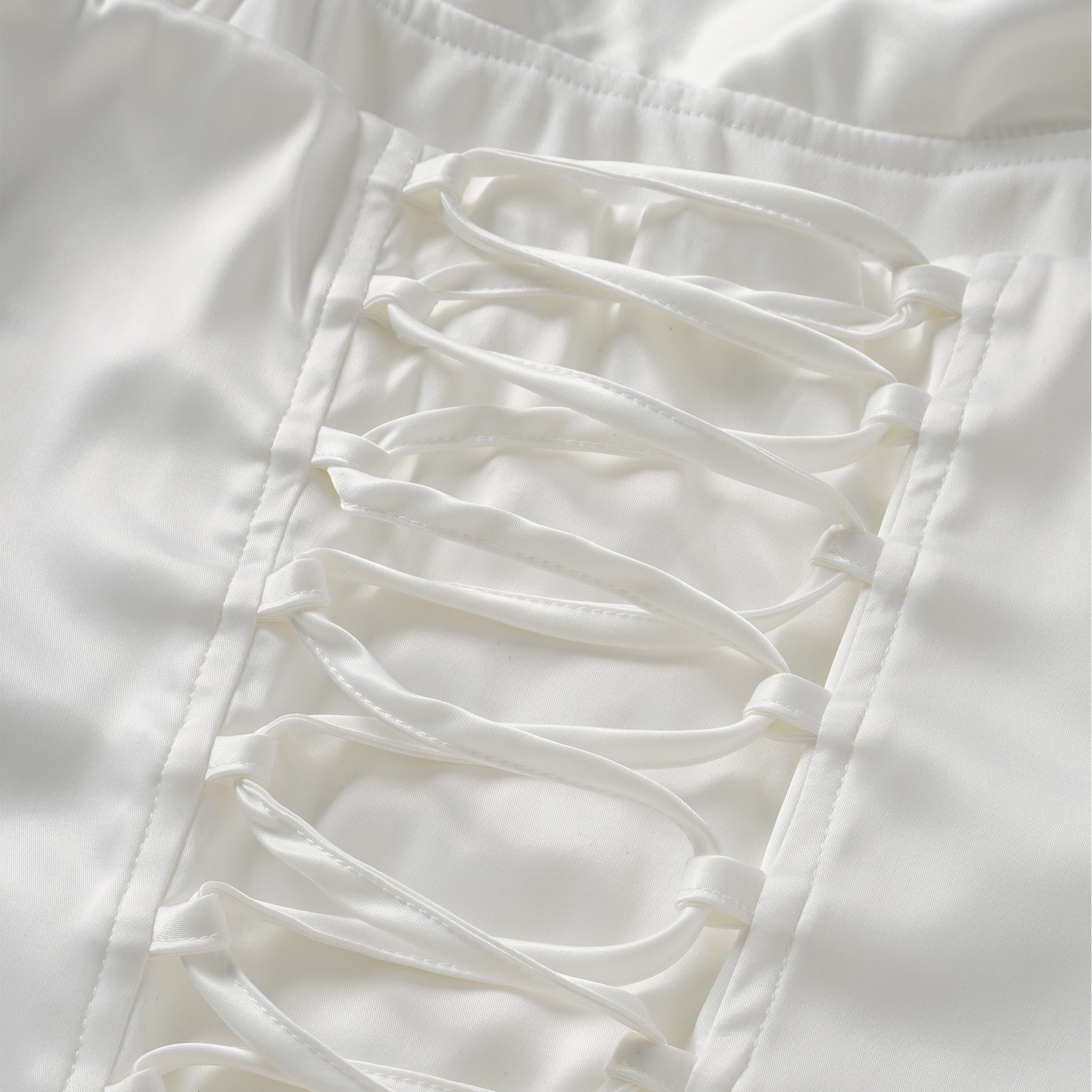 فستان زينينيا الأبيض الصغير ذو التفاصيل المرقعة والشريطية