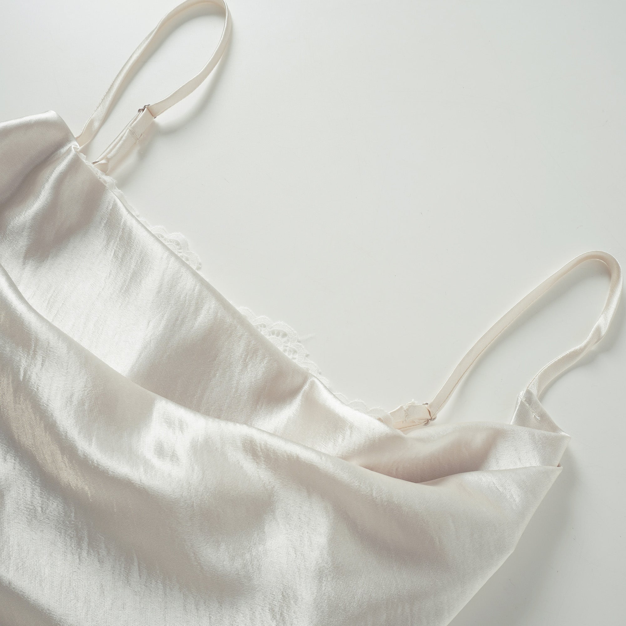 تيشيرت قصير من إيفا مزين بنقشة زهور بيضاء من الدانتيل