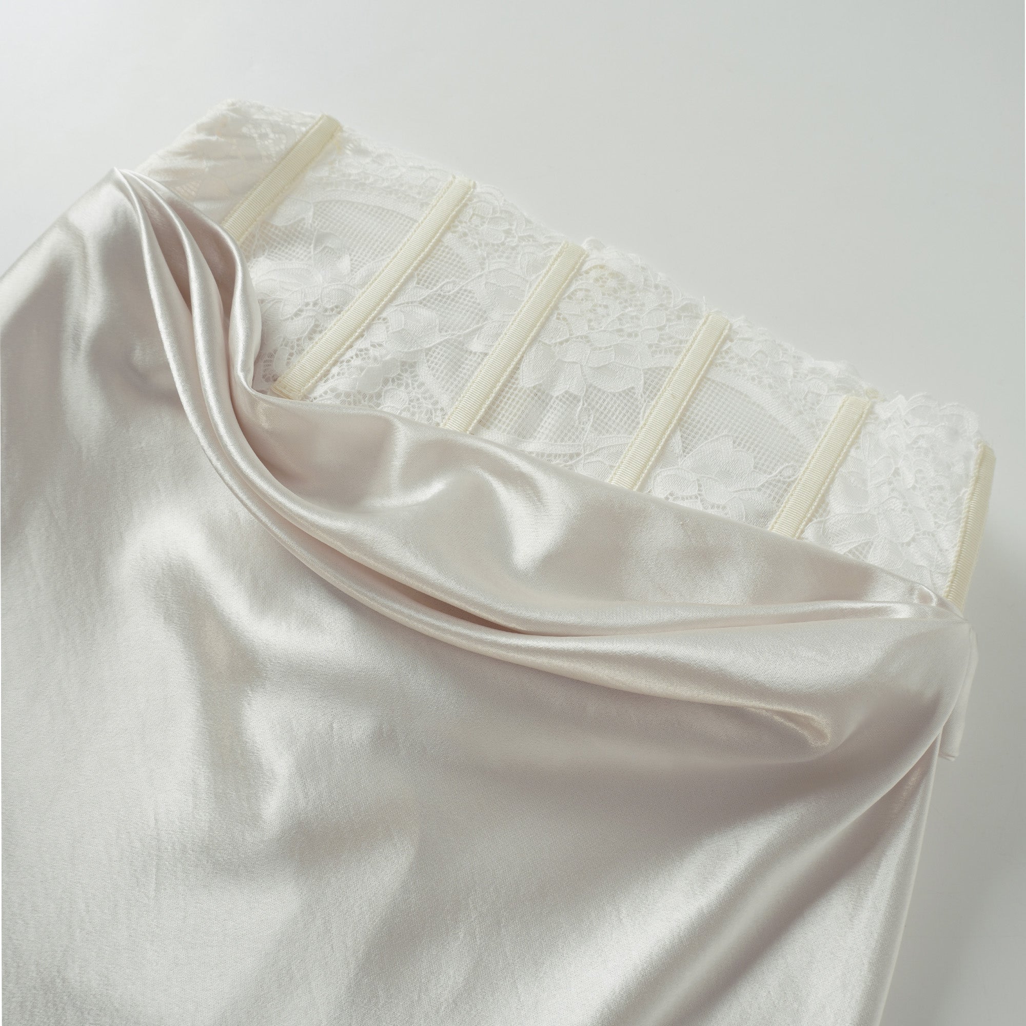 تنورة ماكسي إيفا بيضاء مزينة بنقشة زهور من الدانتيل