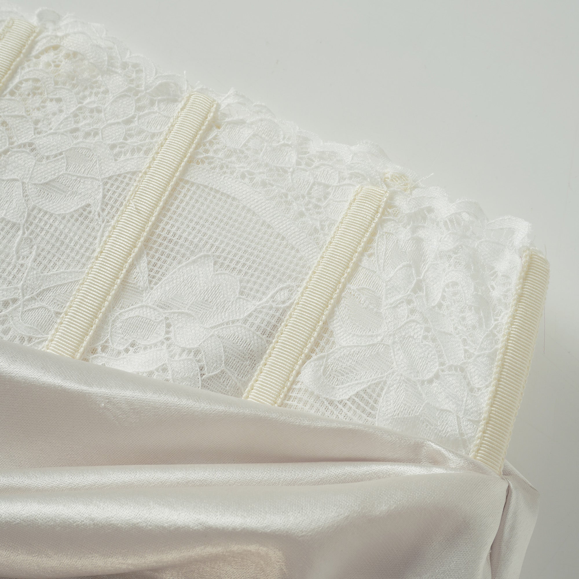 تنورة ماكسي إيفا بيضاء مزينة بنقشة زهور من الدانتيل