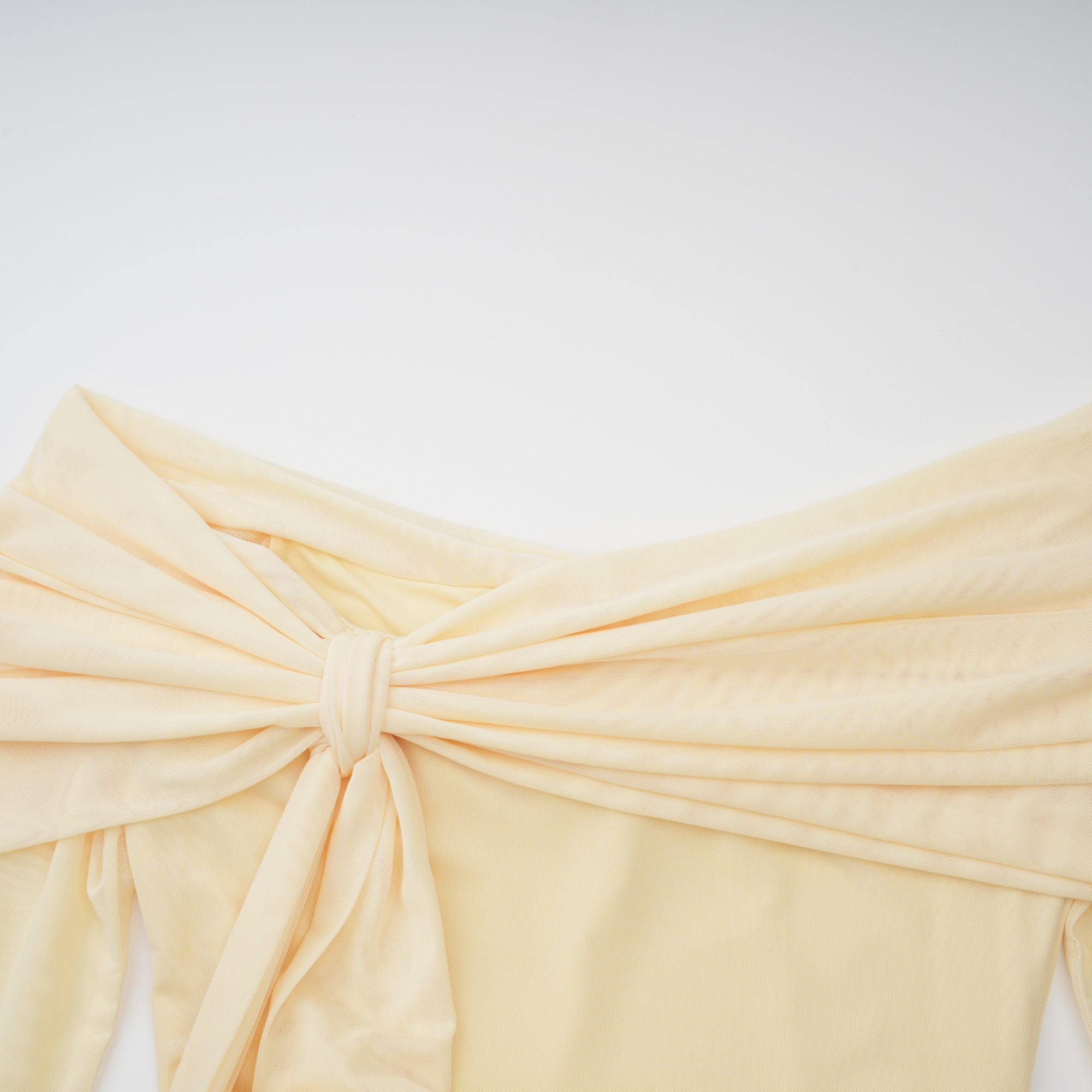 فستان كاثرين ماكسي مطوي غير متماثل باللون الأبيض 