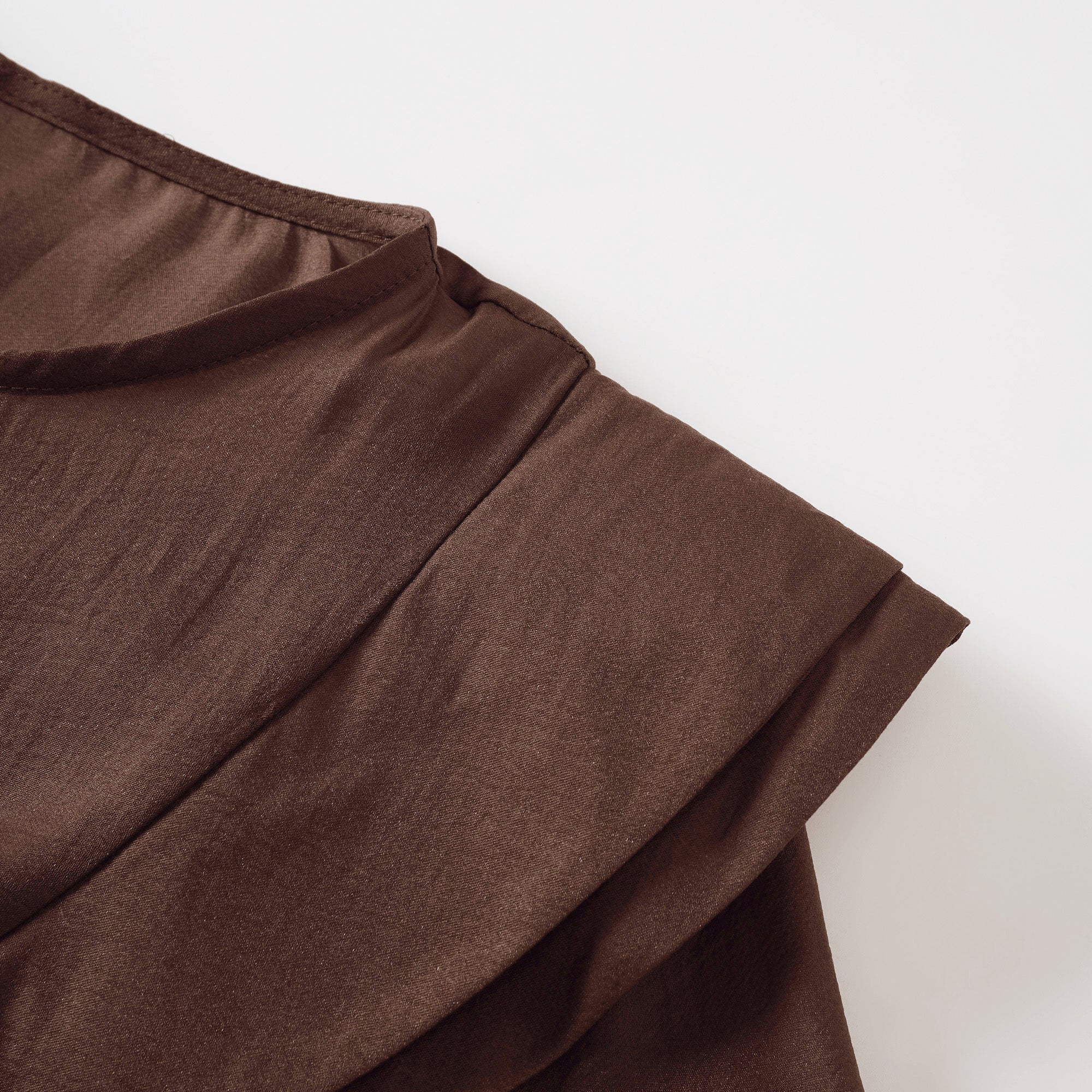 فستان أنابيل براون القصير ذو الكشكشة