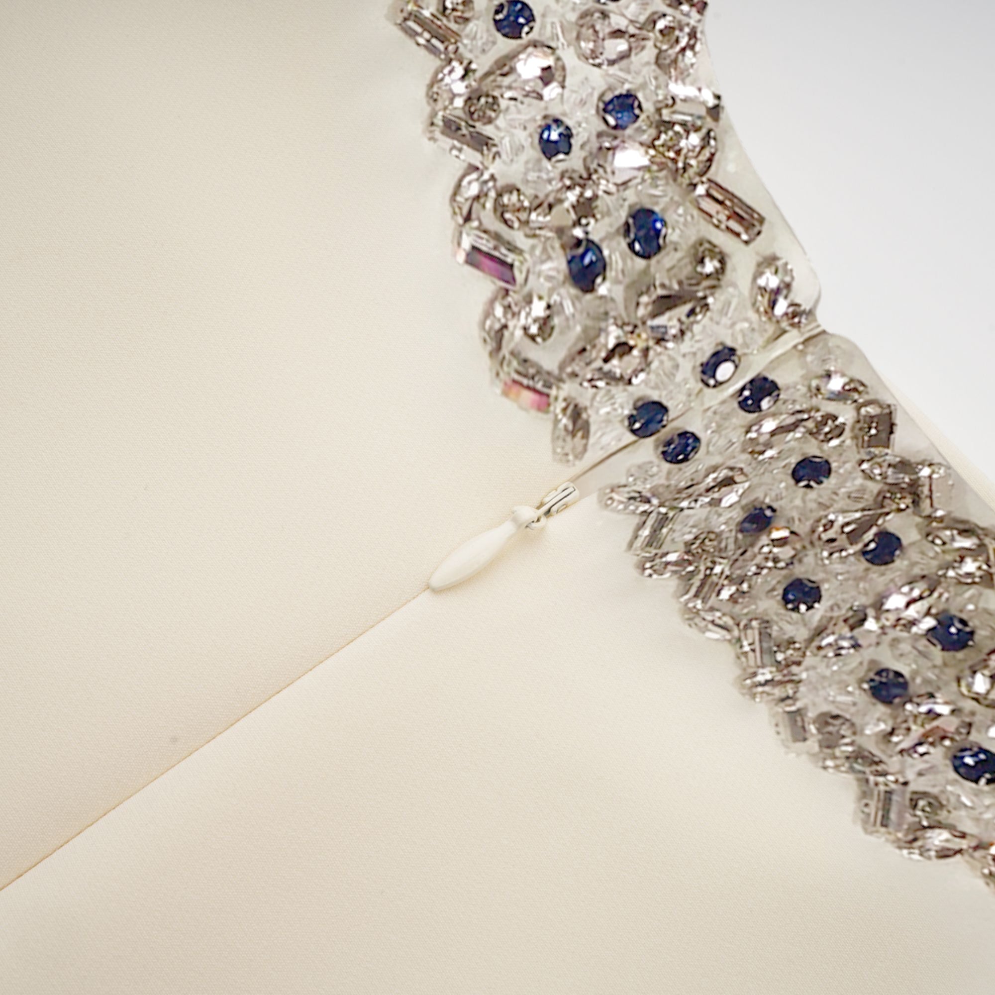 فستان سيسيل القصير المزين بالكريستال 