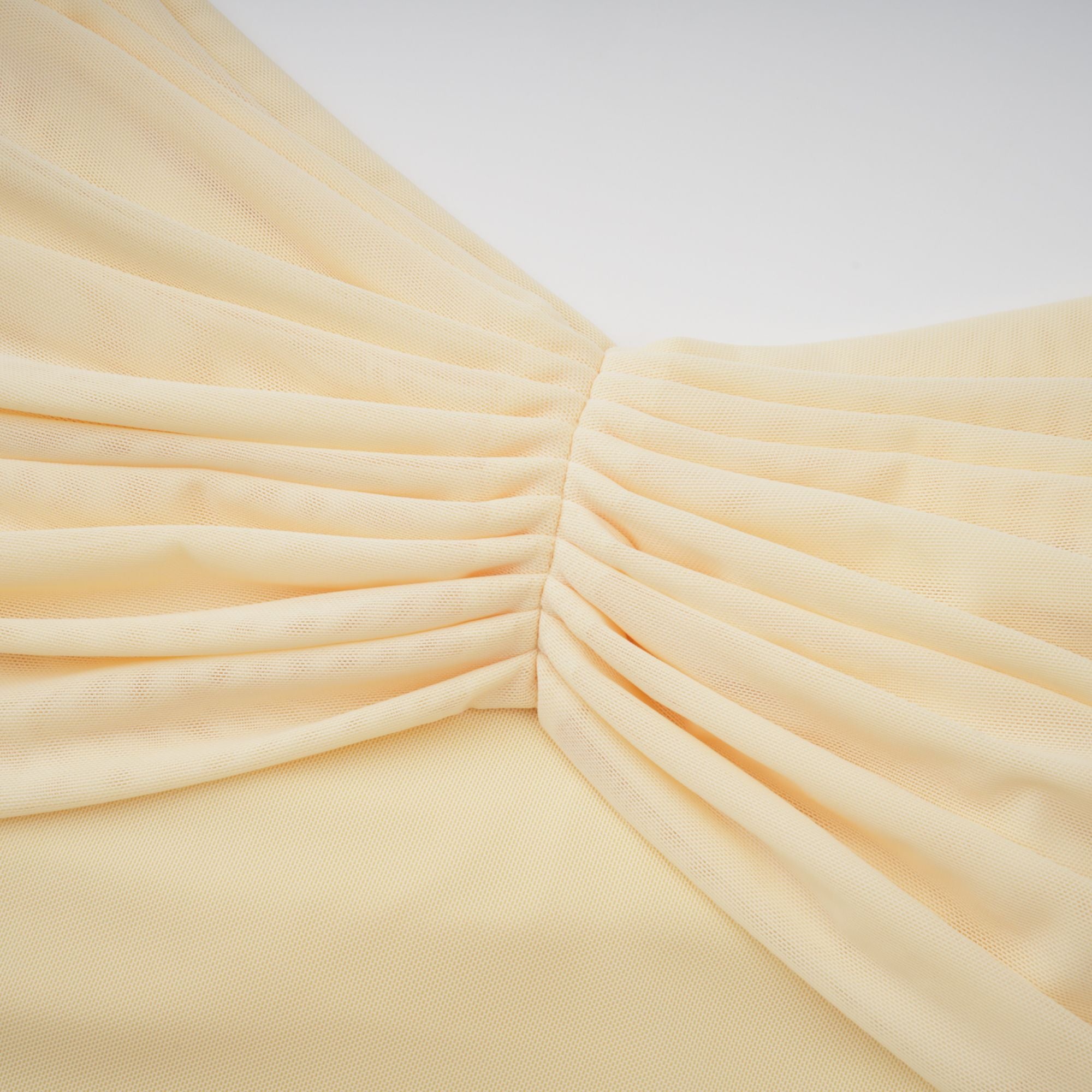 فستان كاثرين ماكسي مطوي غير متماثل باللون الأبيض 