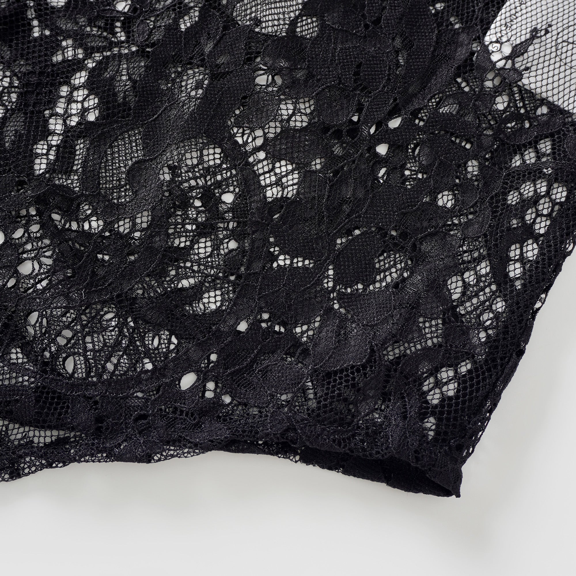 بلوزة كوينتين ذات الرقبة المزينة بشريط أسود من الدانتيل المزخرف.