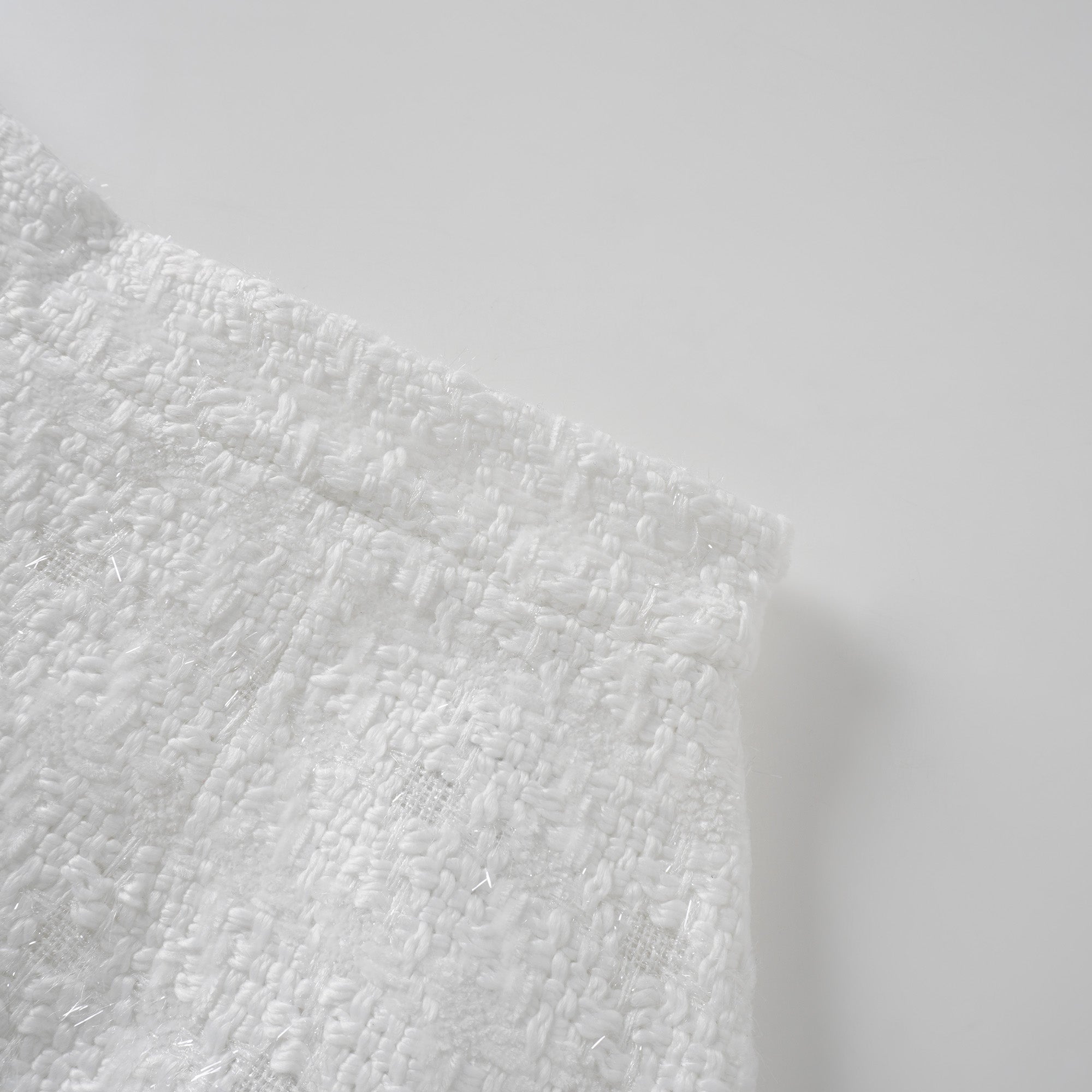 طقم سترة وسروال قصير من التوييد الأبيض ذي الحواف المنسوجة من سيرفين.