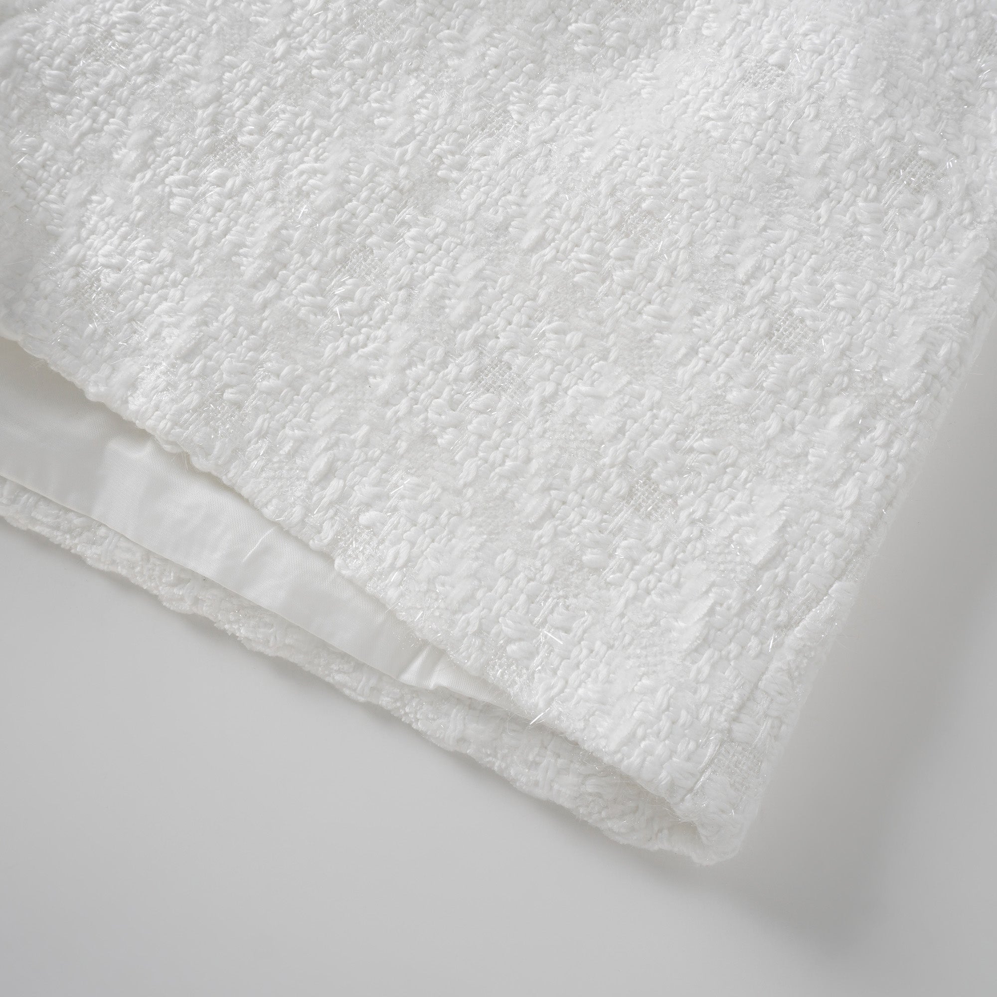 طقم سترة وسروال قصير من التوييد الأبيض ذي الحواف المنسوجة من سيرفين.