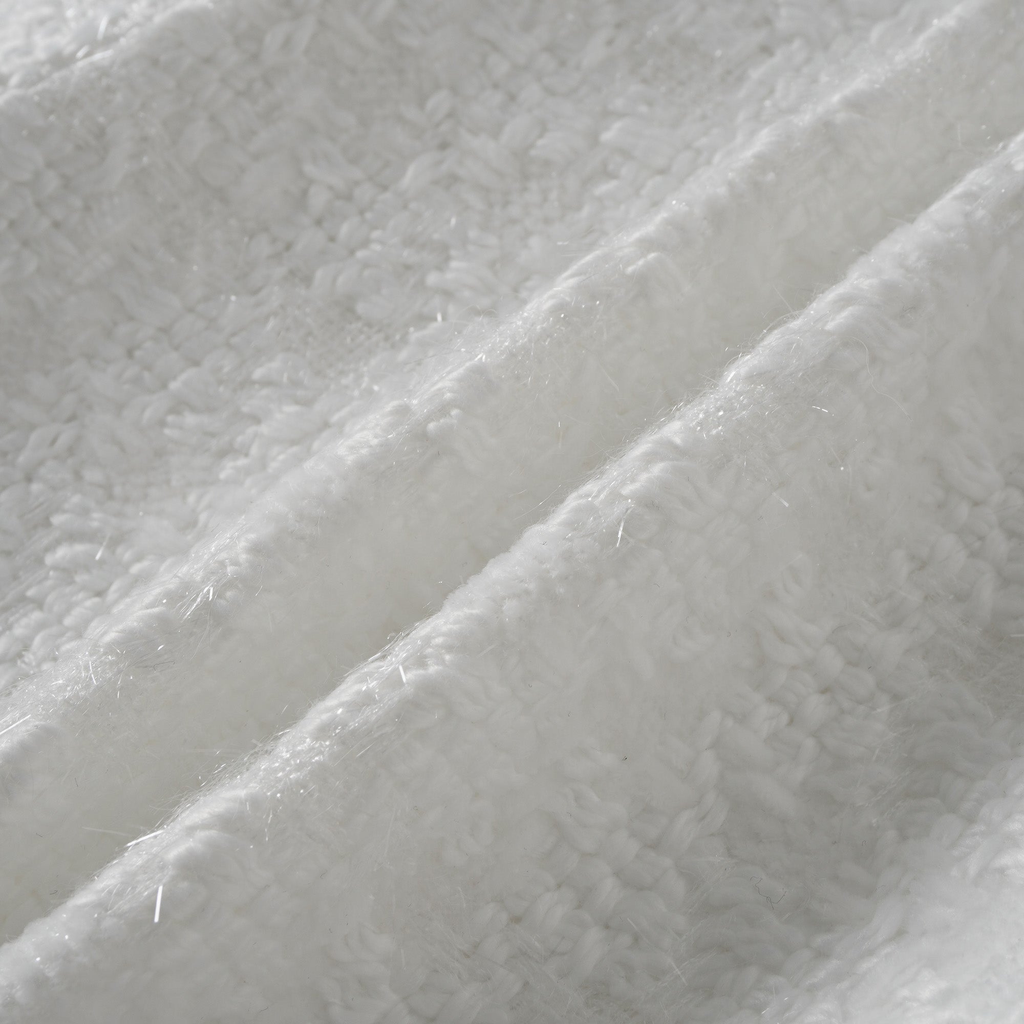 طقم سترة وسروال قصير من التوييد الأبيض ذي الحواف المنسوجة من سيرفين.