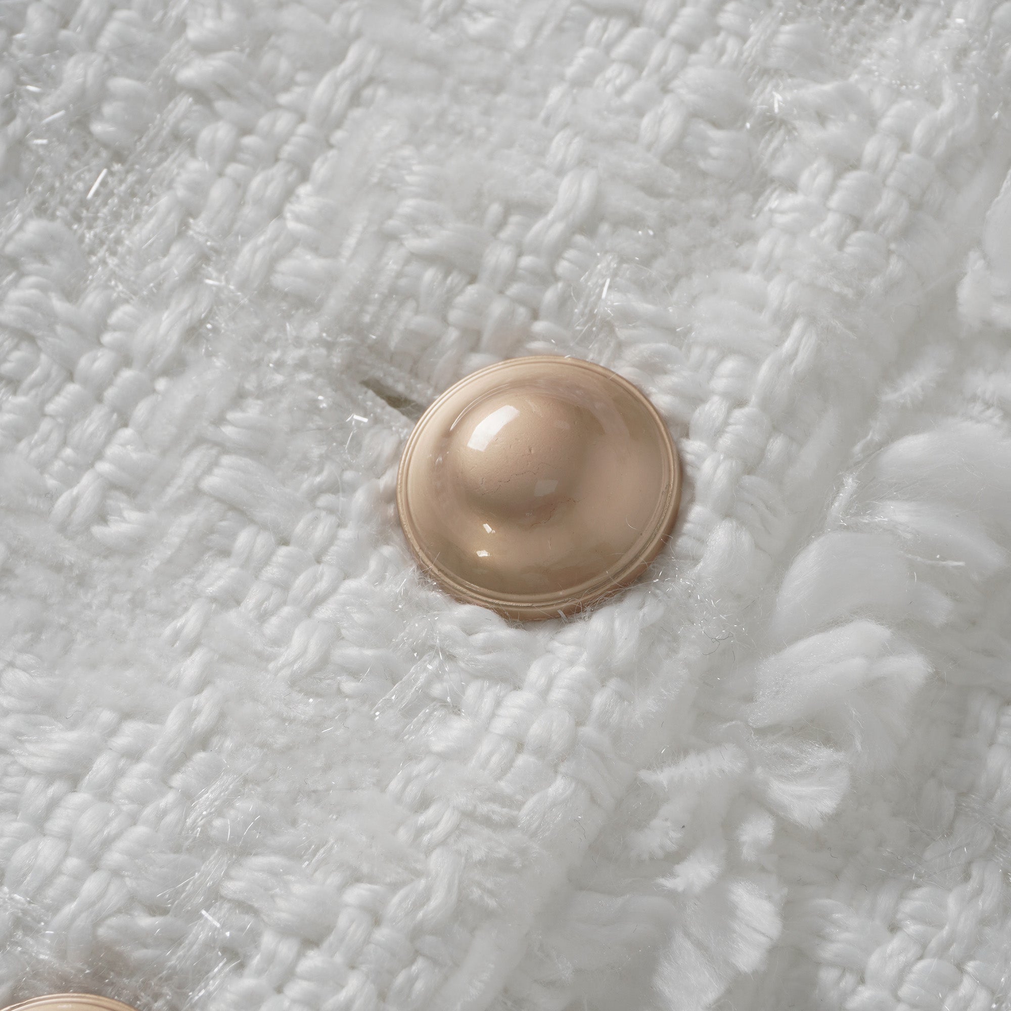 طقم سترة وسروال قصير من التوييد الأبيض ذي الحواف المنسوجة من سيرفين.