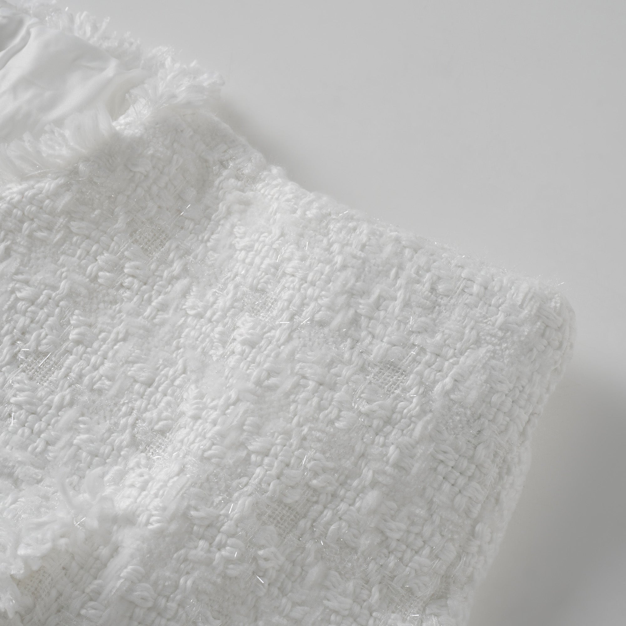 طقم سترة وسروال قصير من التوييد الأبيض ذي الحواف المنسوجة من سيرفين.