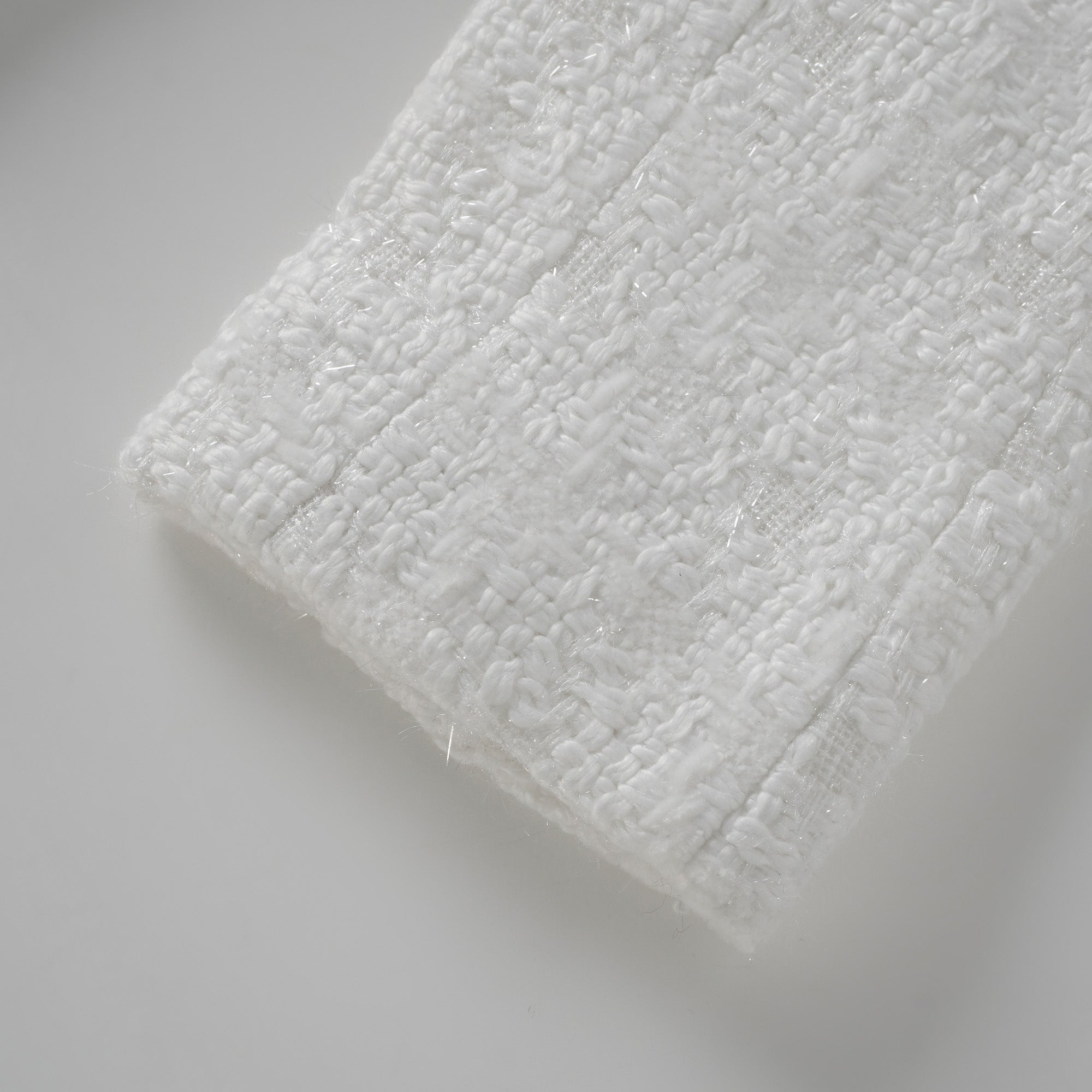 طقم سترة وسروال قصير من التوييد الأبيض ذي الحواف المنسوجة من سيرفين.