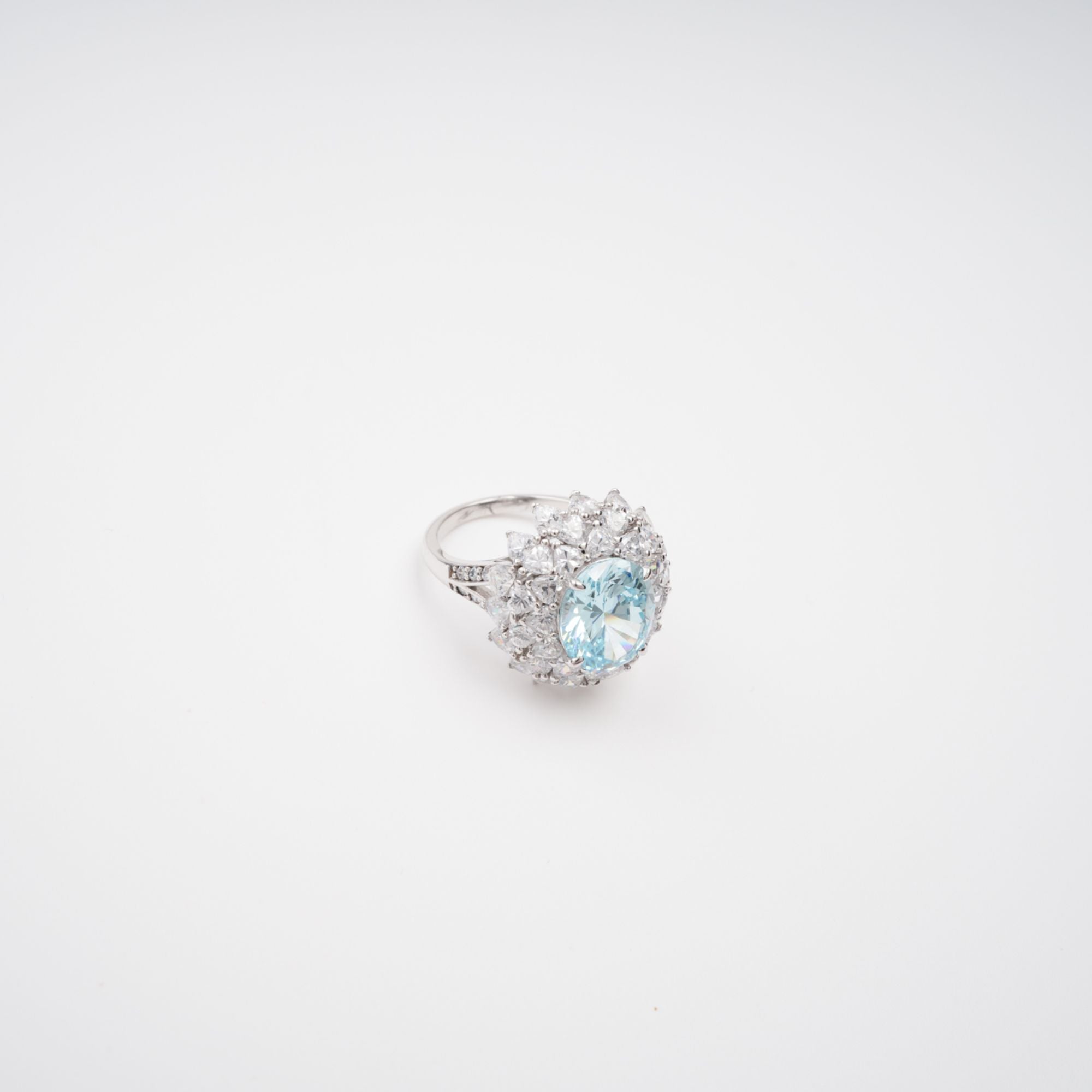 Sterling-Silberring mit Edelstein im Ovalschliff „Céleste Blue“