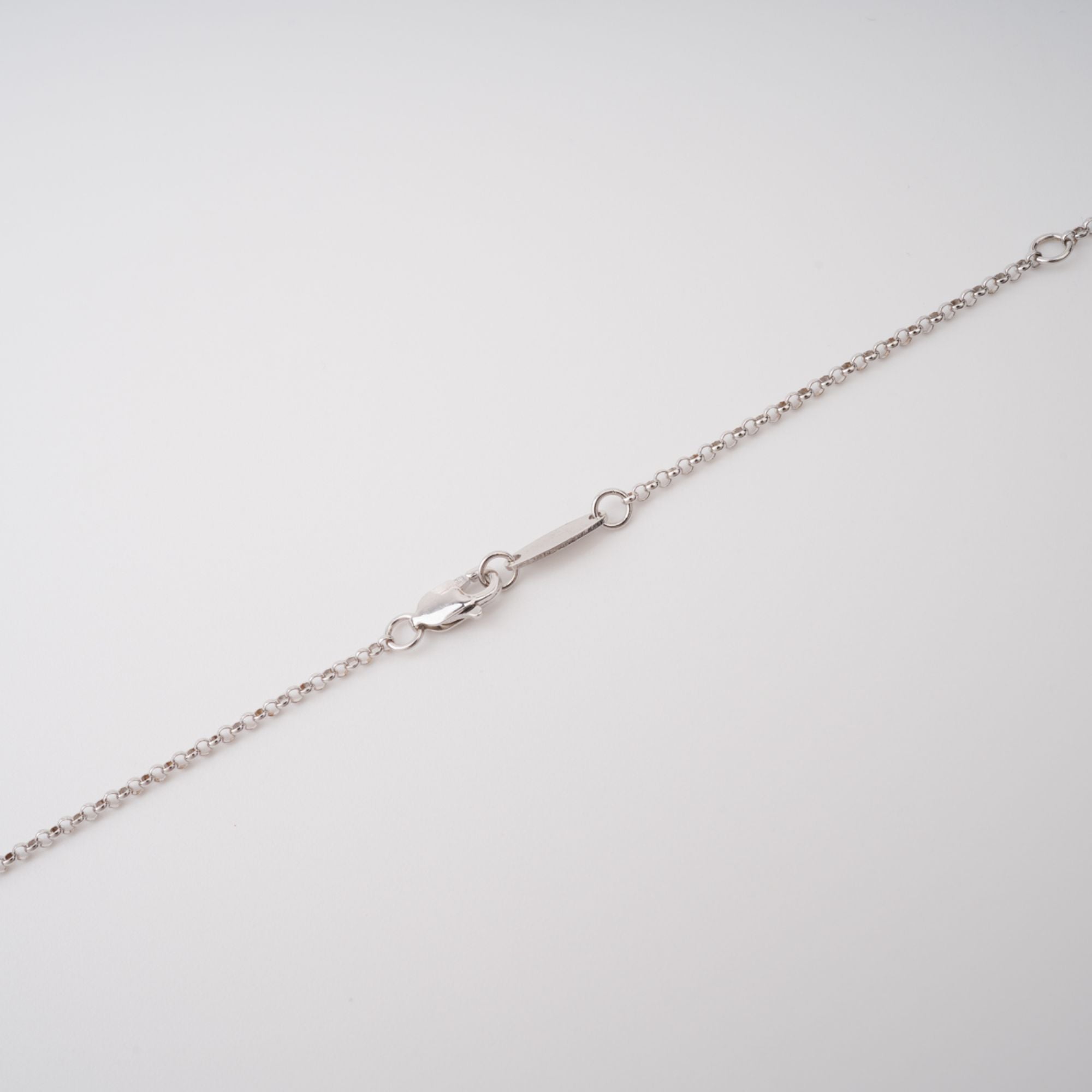 قلادة رافاييل الوردية البيضاوية المرصعة بالأحجار الكريمة من الفضة الإسترلينية