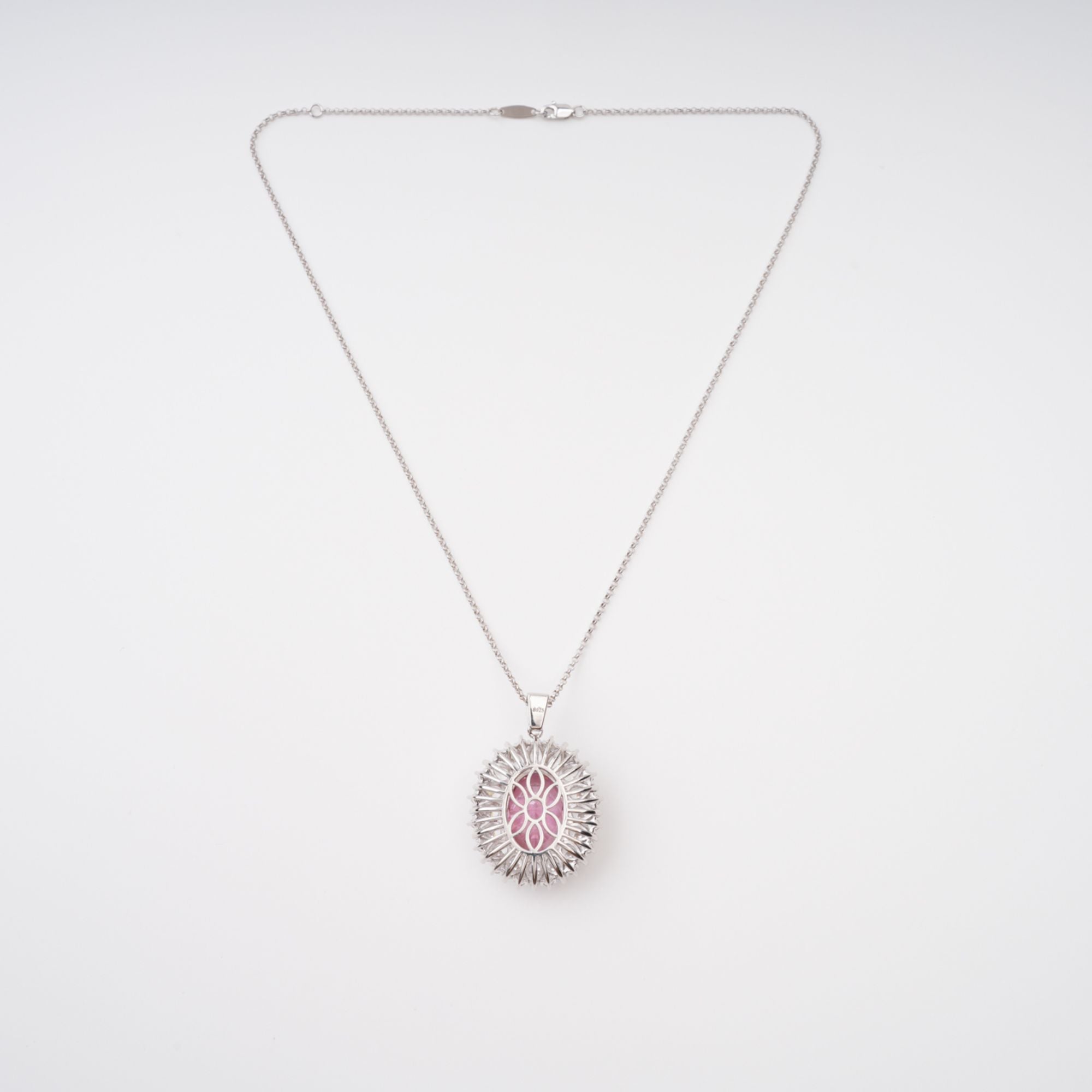 قلادة رافاييل الوردية البيضاوية المرصعة بالأحجار الكريمة من الفضة الإسترلينية