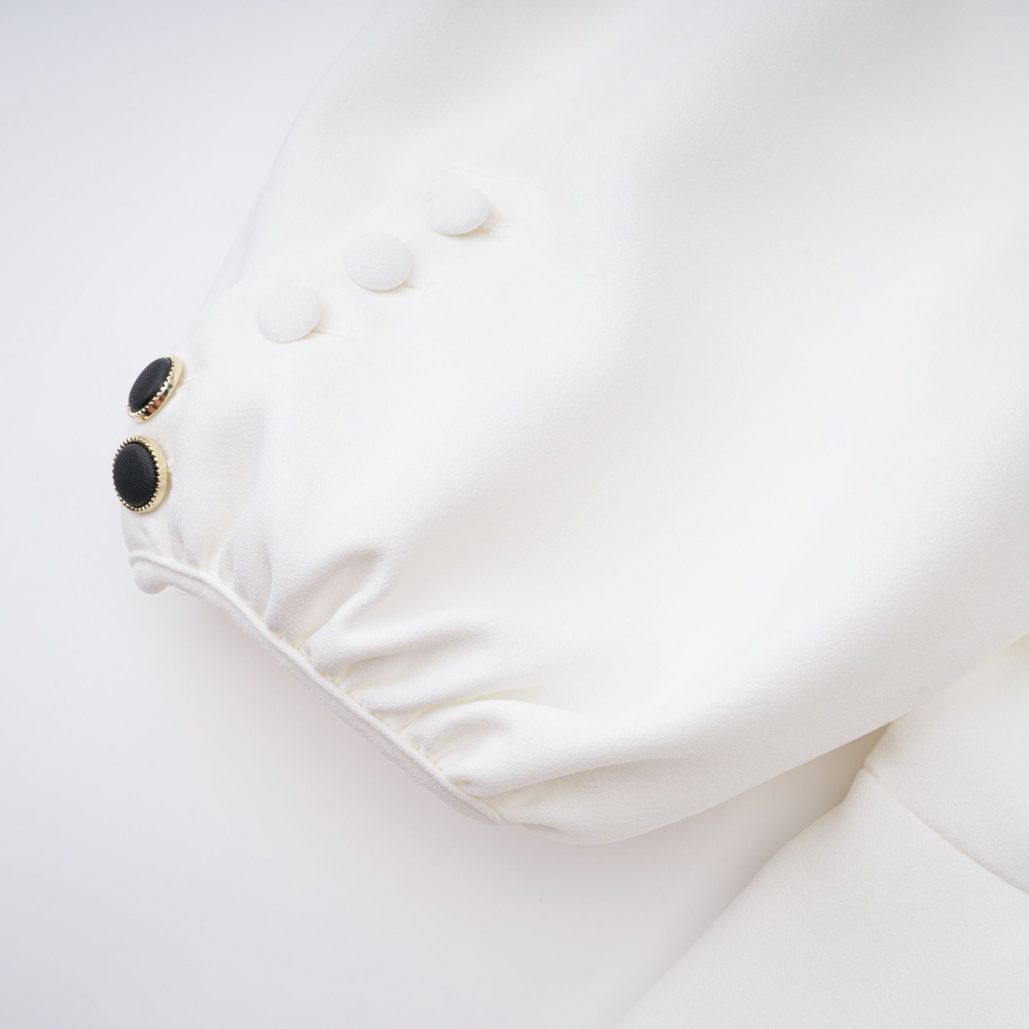 Gwenaëlle بلوزة بيبلوم بيضاء الخصر