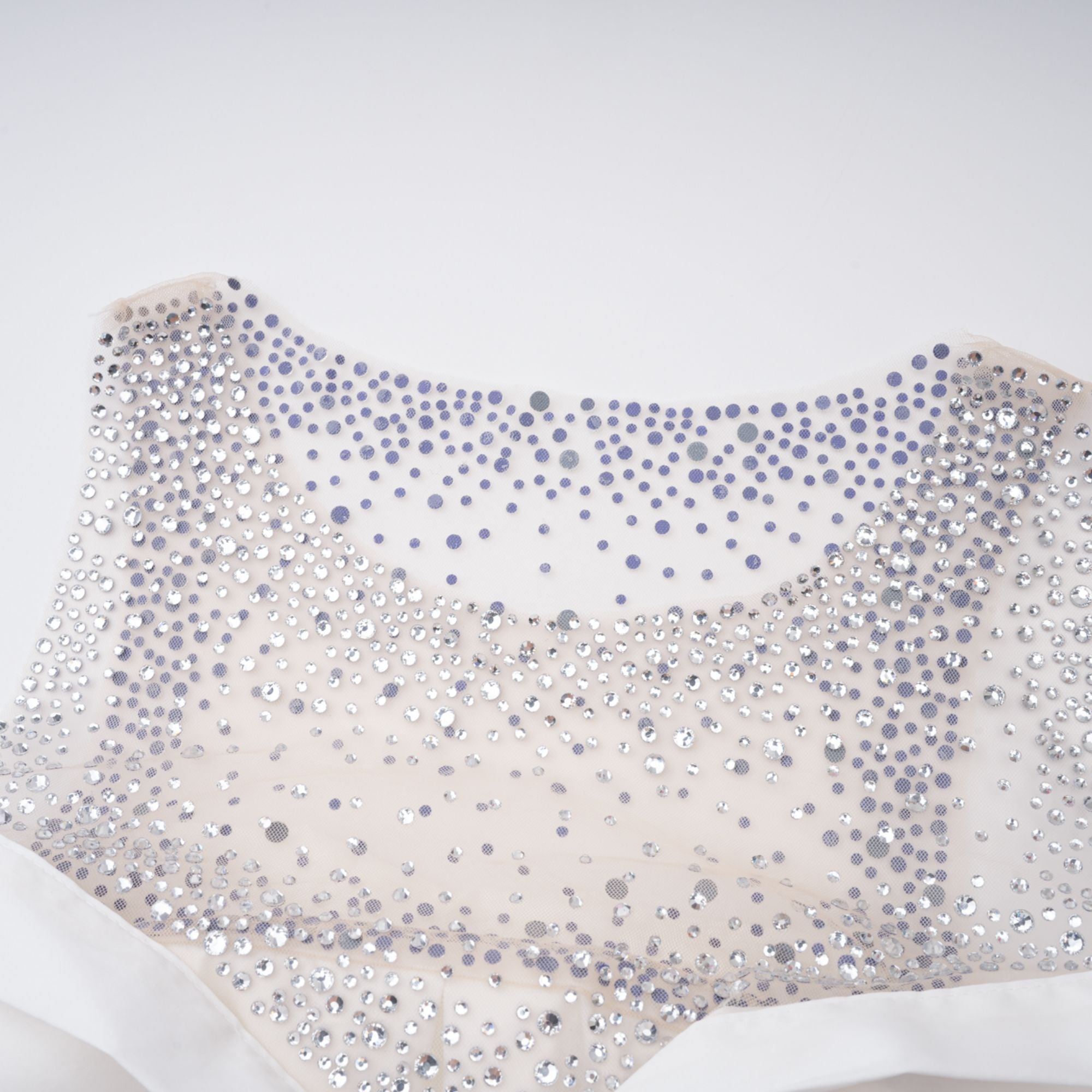 قميص فرناندي الأبيض المزين بلوحة شبكية من أحجار الراين