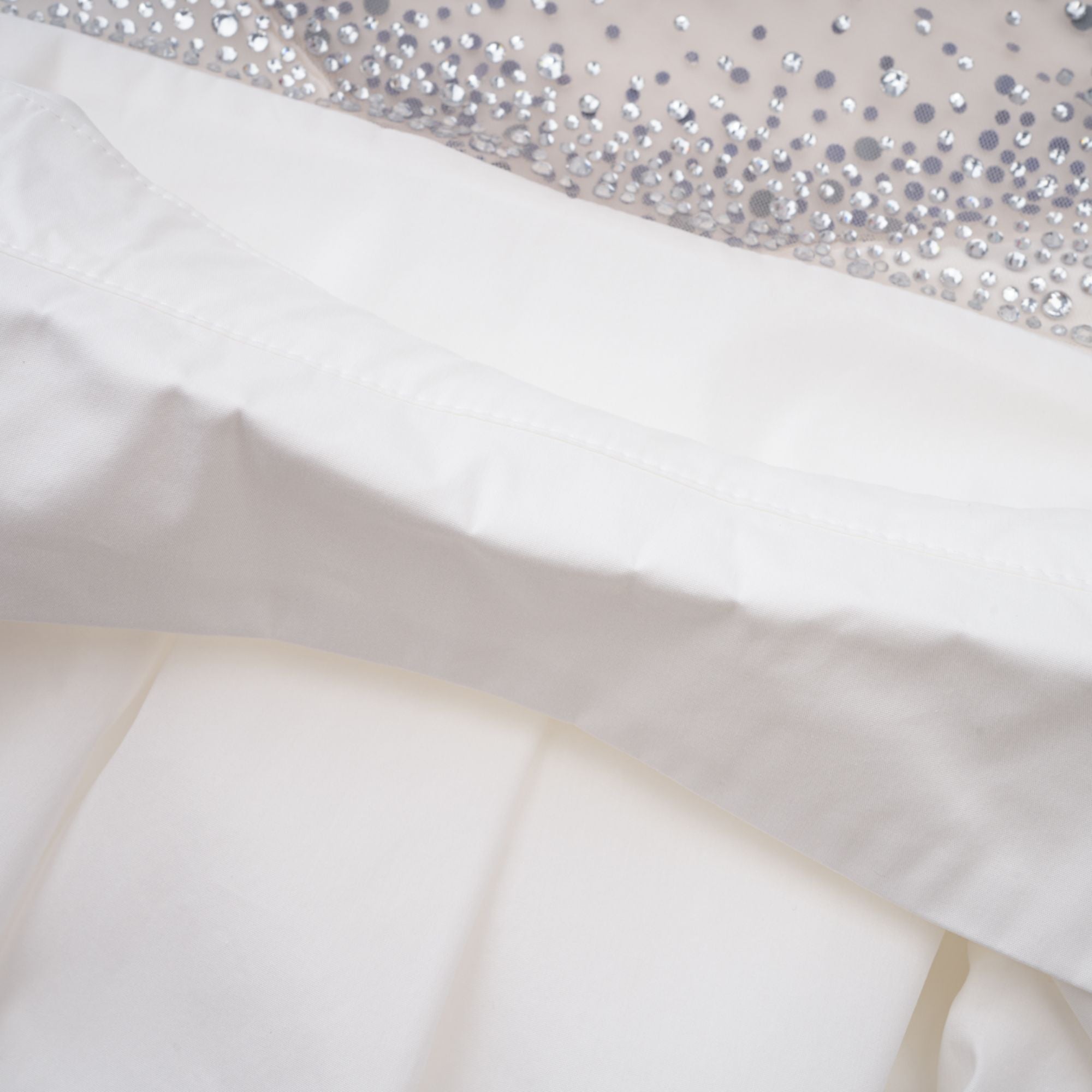 قميص فرناندي الأبيض المزين بلوحة شبكية من أحجار الراين