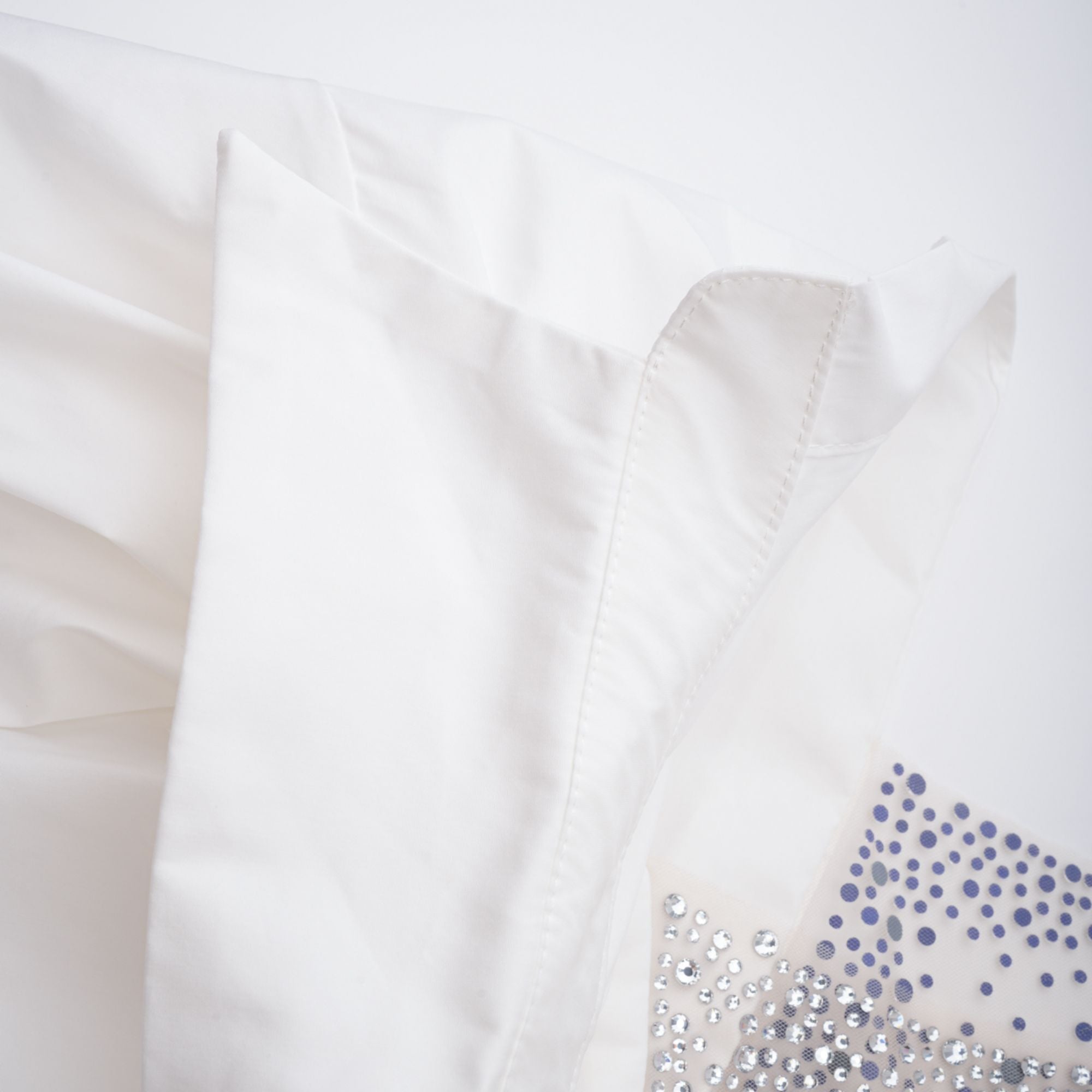 قميص فرناندي الأبيض المزين بلوحة شبكية من أحجار الراين