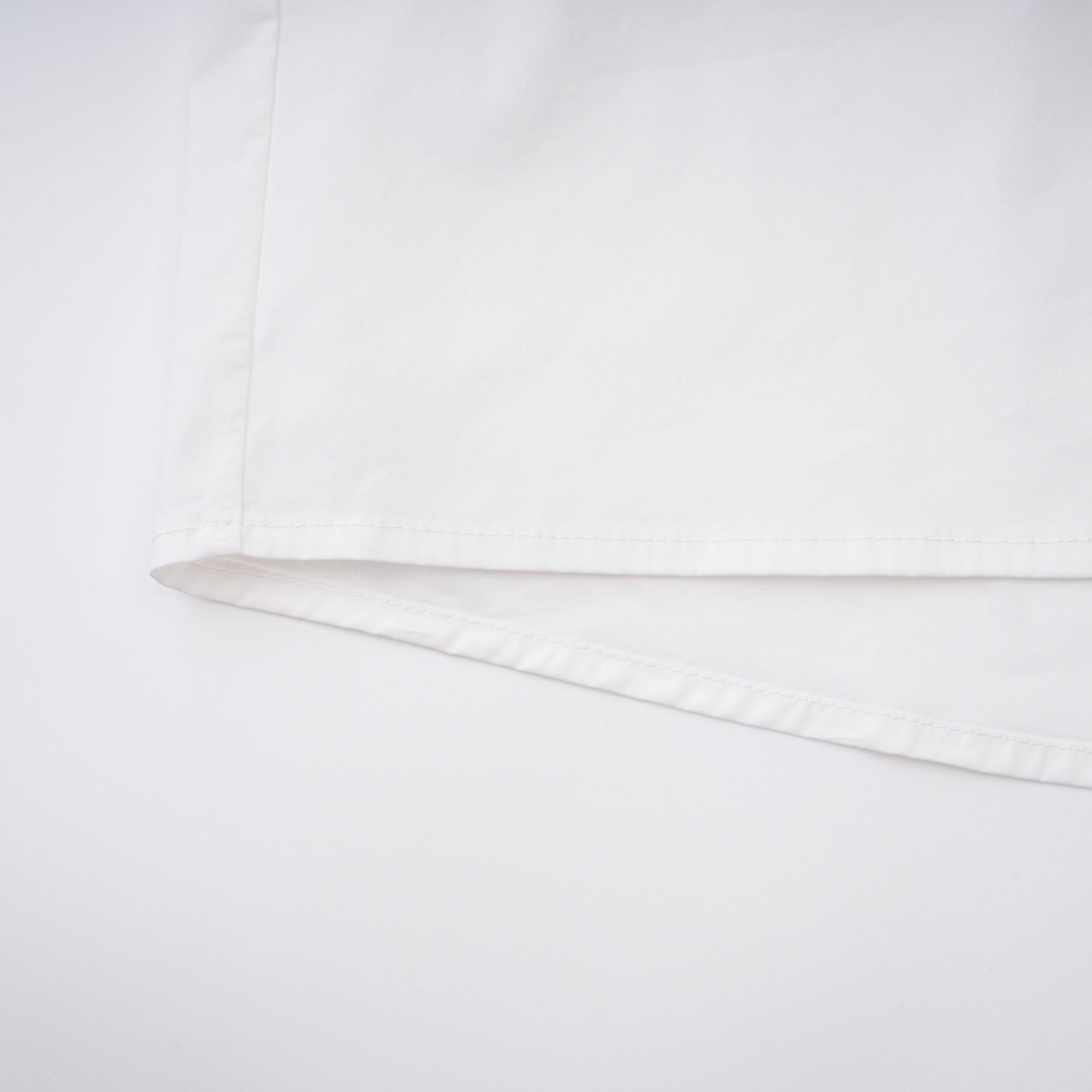 قميص فرناندي الأبيض المزين بلوحة شبكية من أحجار الراين