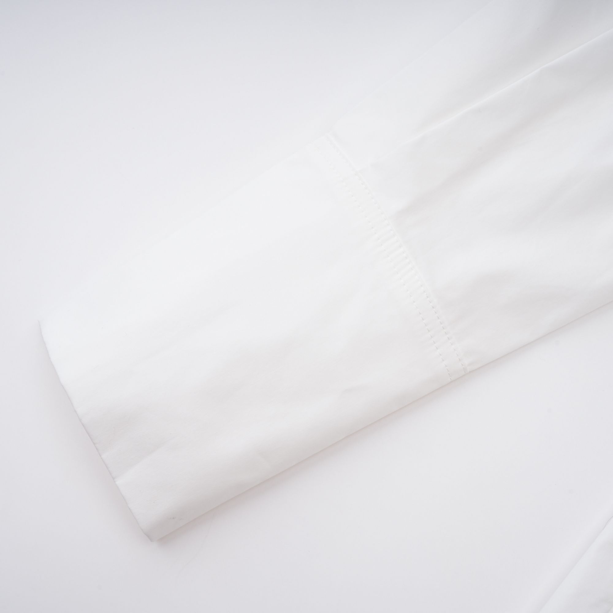 قميص فرناندي الأبيض المزين بلوحة شبكية من أحجار الراين