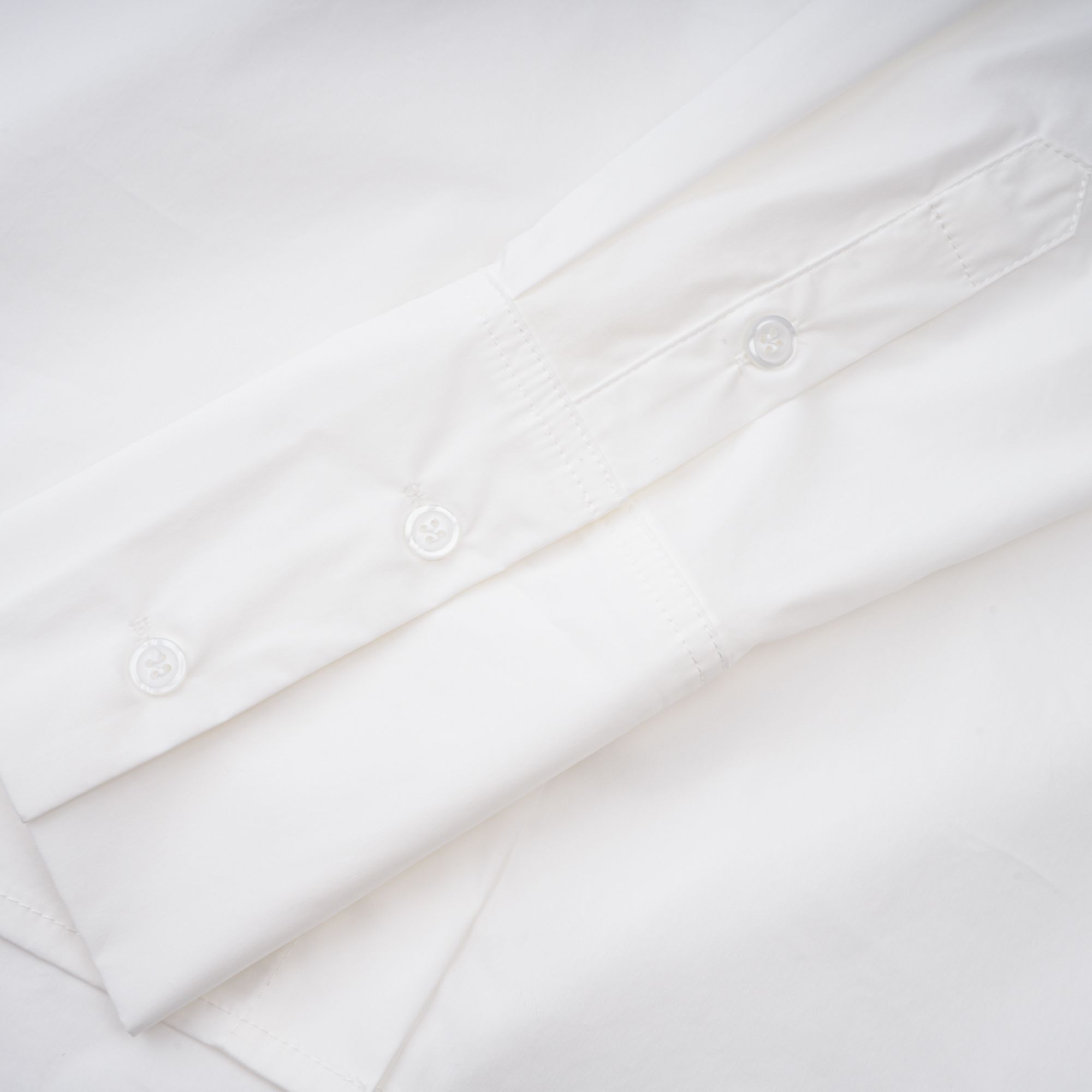 قميص فرناندي الأبيض المزين بلوحة شبكية من أحجار الراين