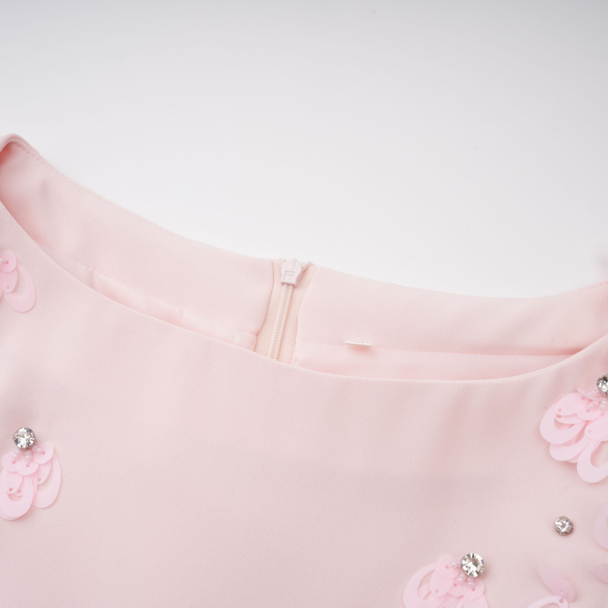 Gunnel Pink – Ausgestelltes, verziertes Maxikleid