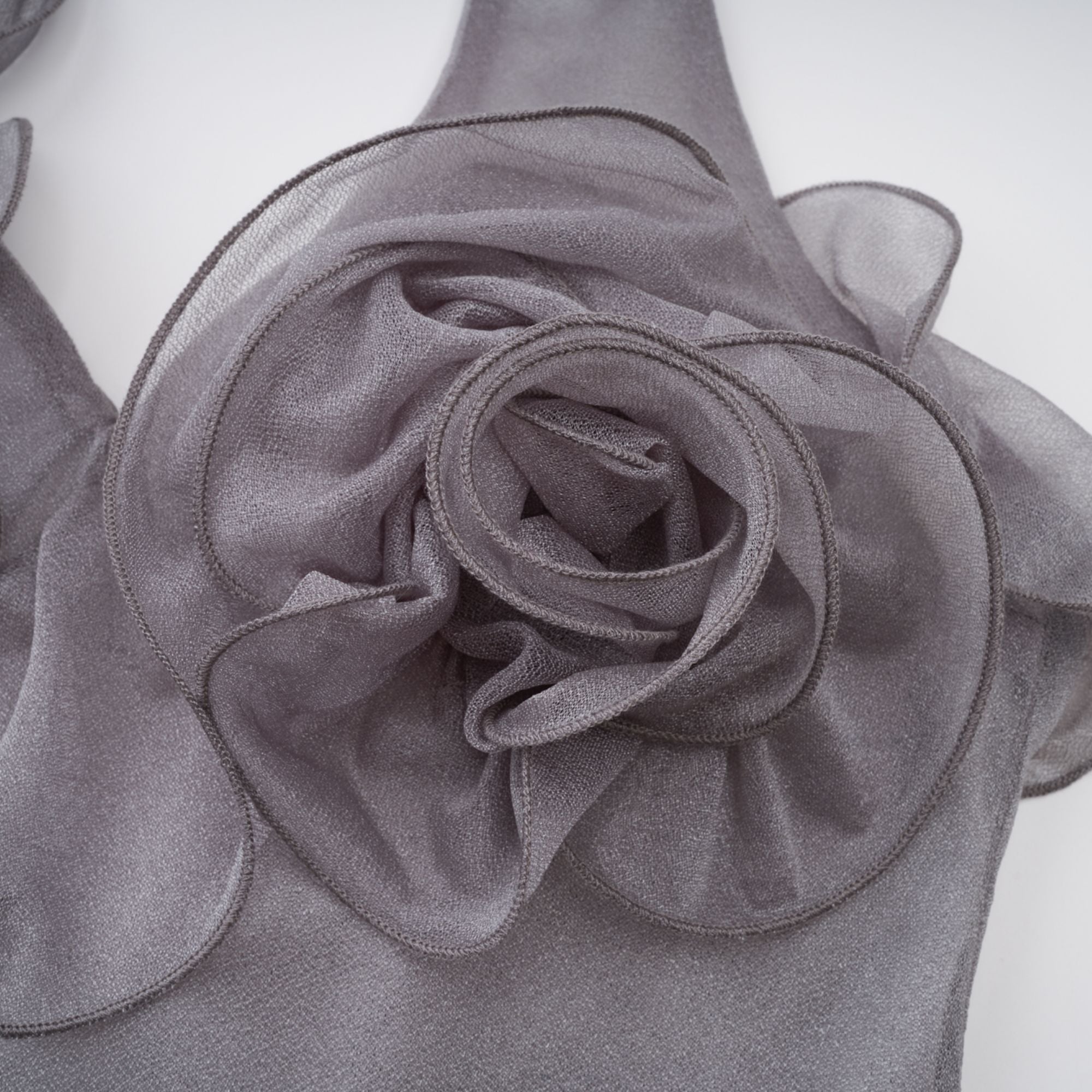 Hannabella – Graues, asymmetrisches Minikleid mit Rüschen und Blumenmuster